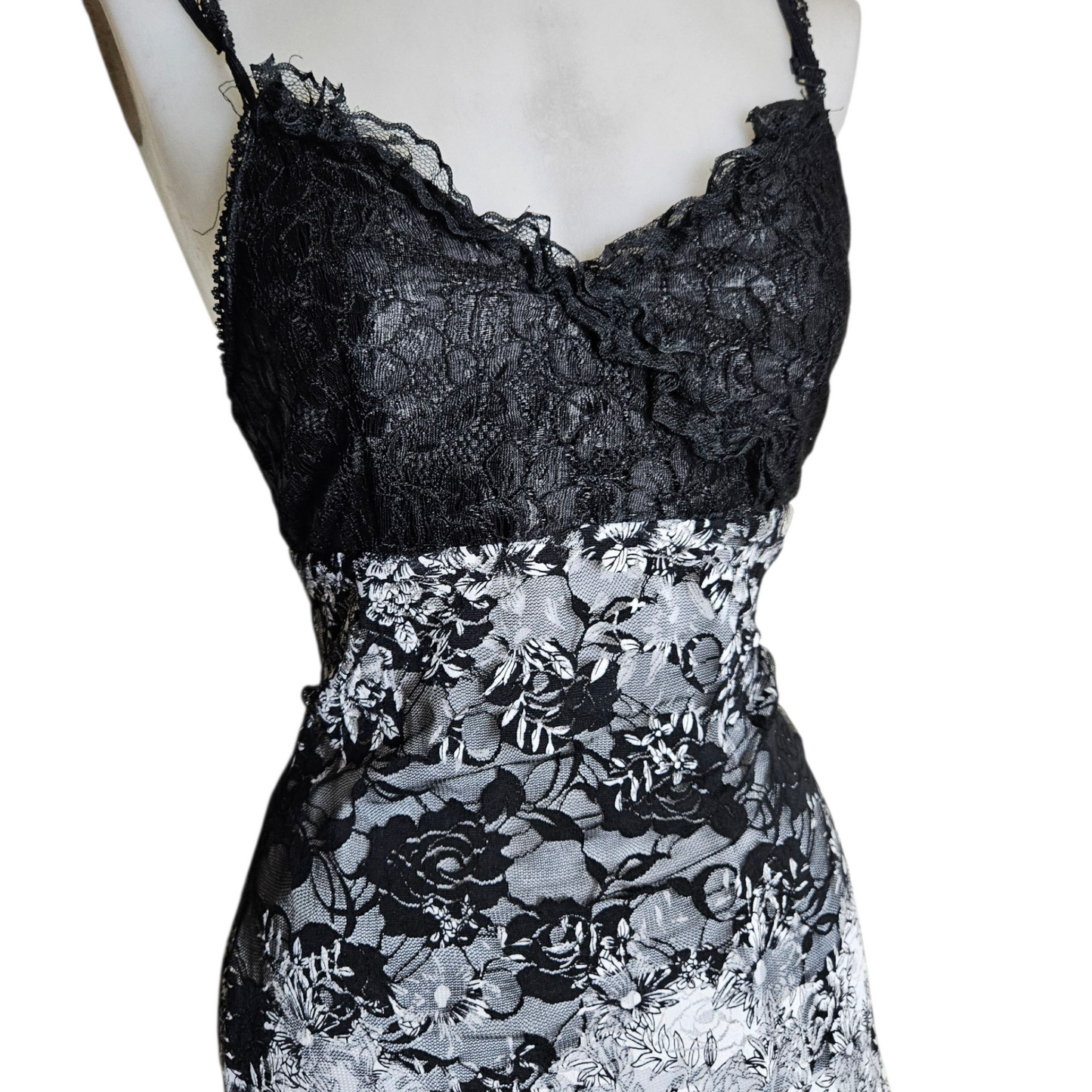 Robe asymétrique en dentelle dégradé noir et blanc