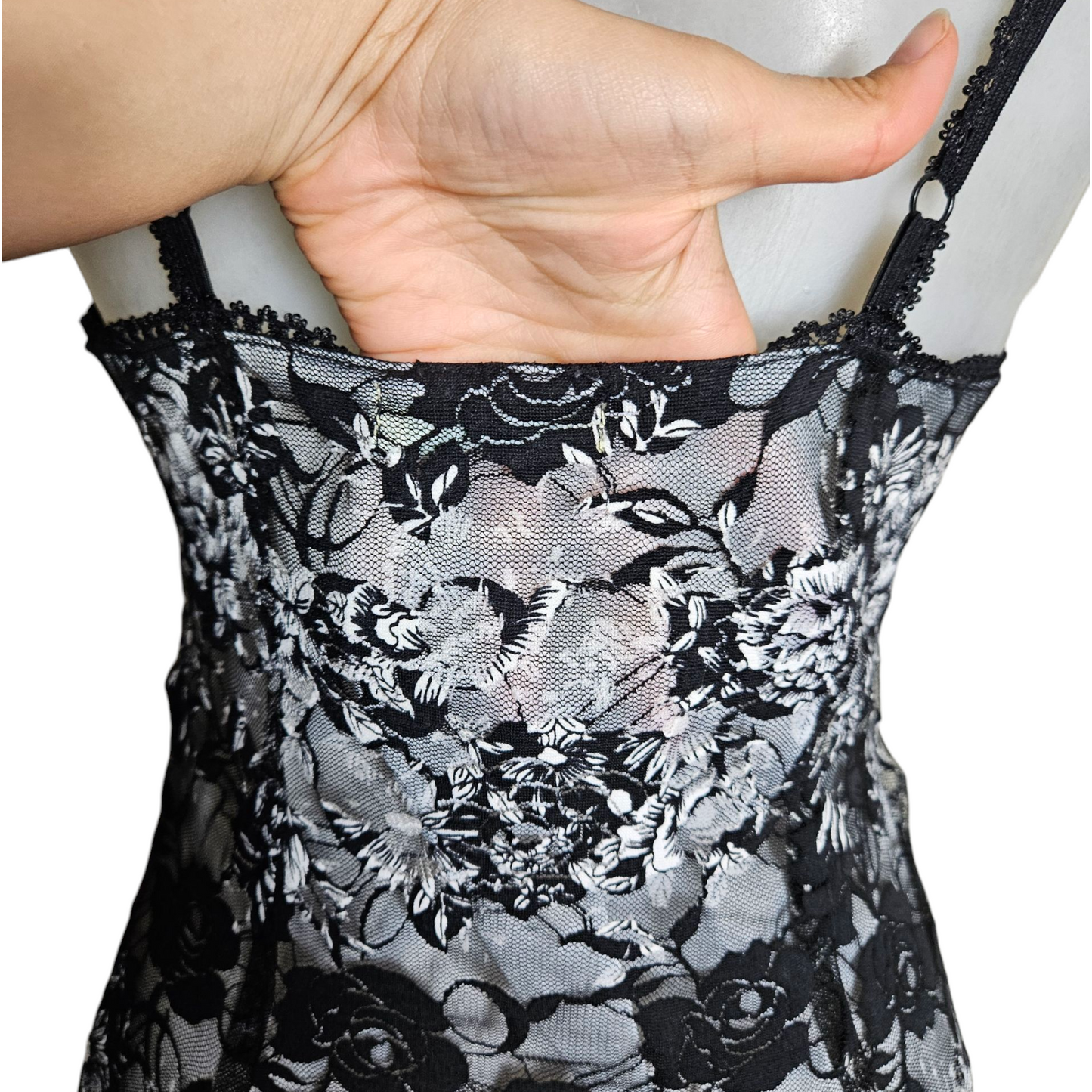 Robe asymétrique en dentelle dégradé noir et blanc