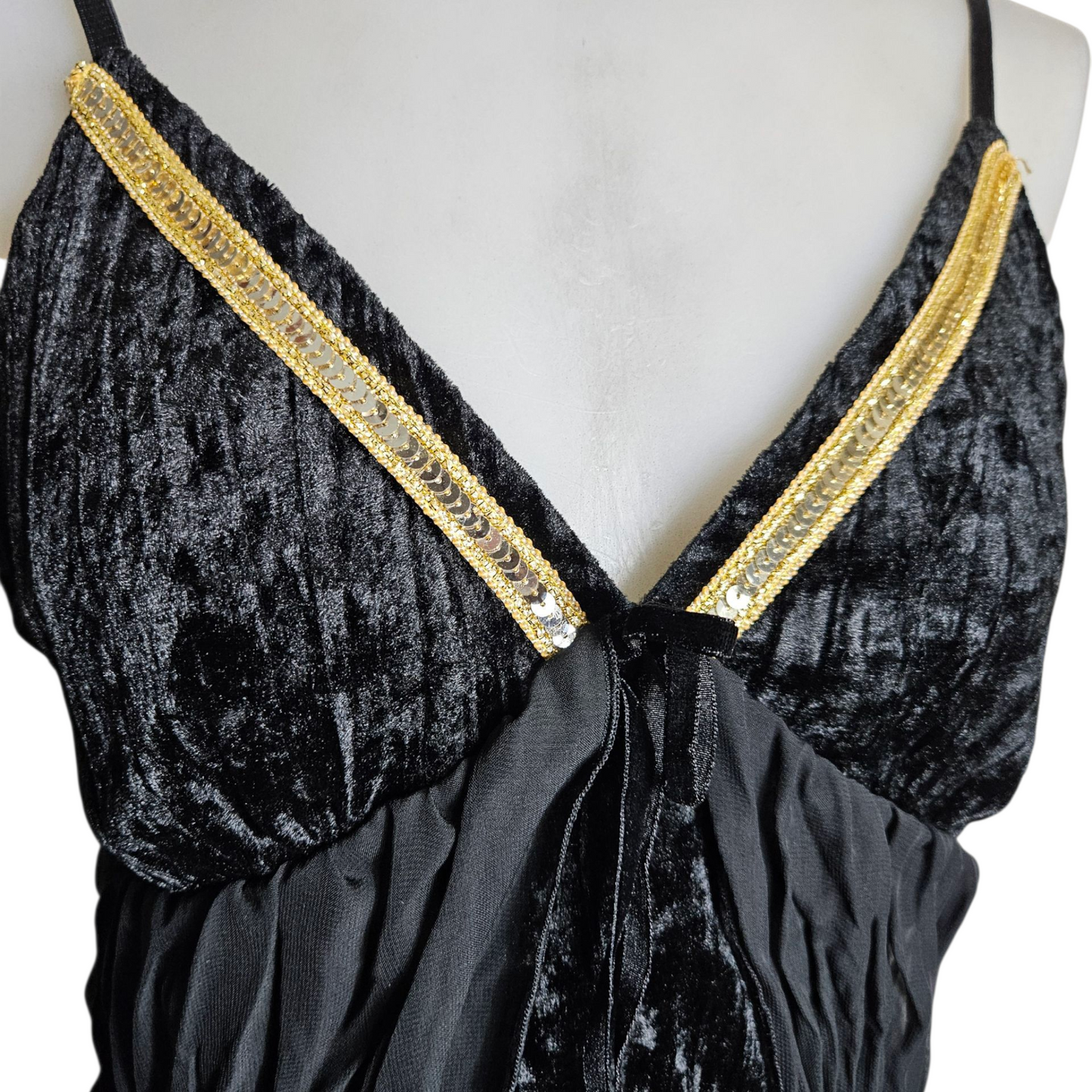 Haut noir en velours froissé et voile