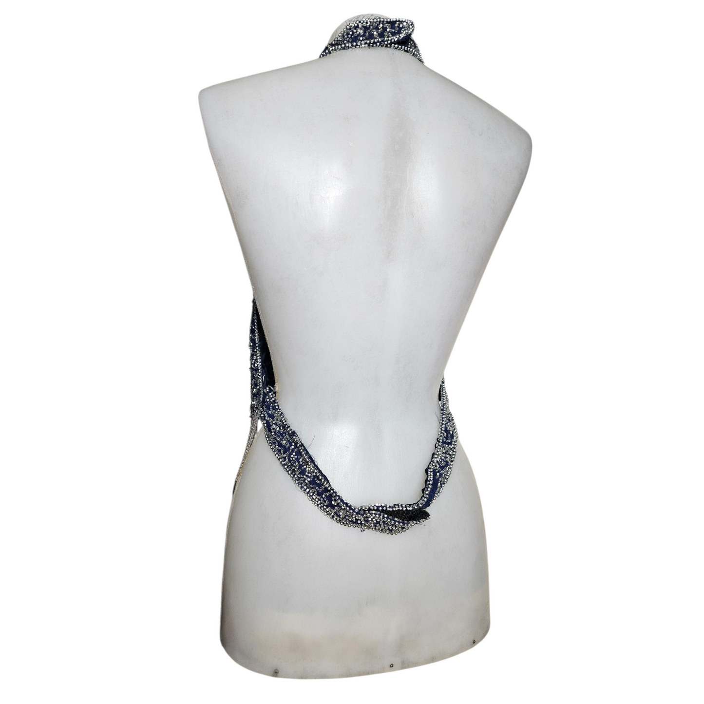Dos nu bleu brodé de perles et sequins argentés