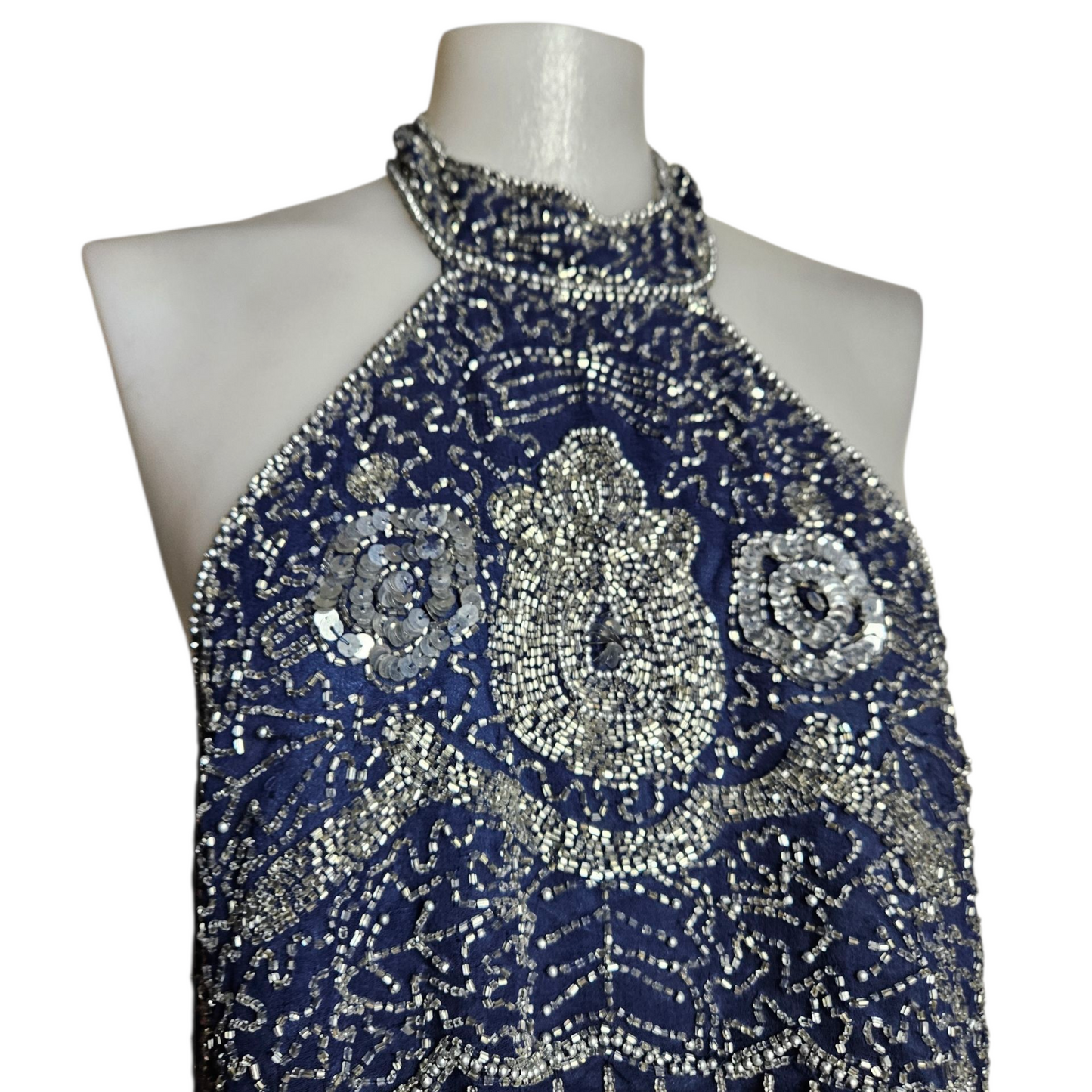 Dos nu bleu brodé de perles et sequins argentés
