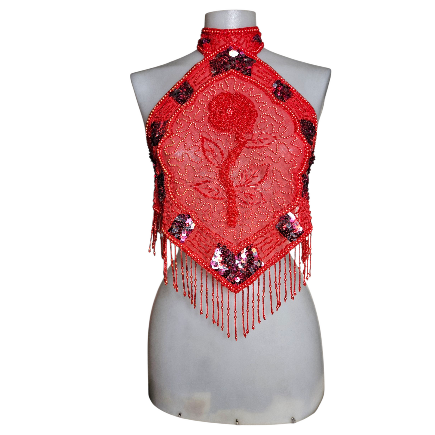 Dos nu en voile rouge brodé de perles et sequins