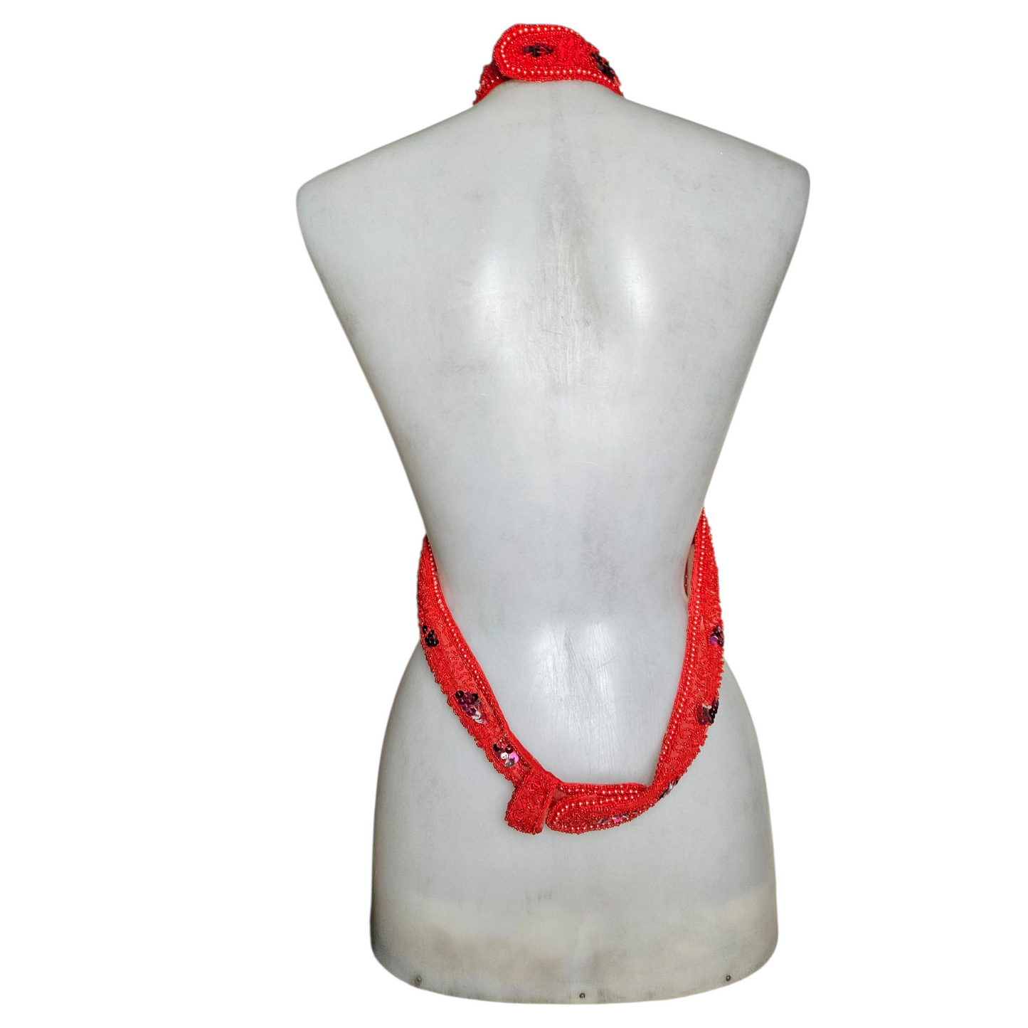 Dos nu en voile rouge brodé de perles et sequins