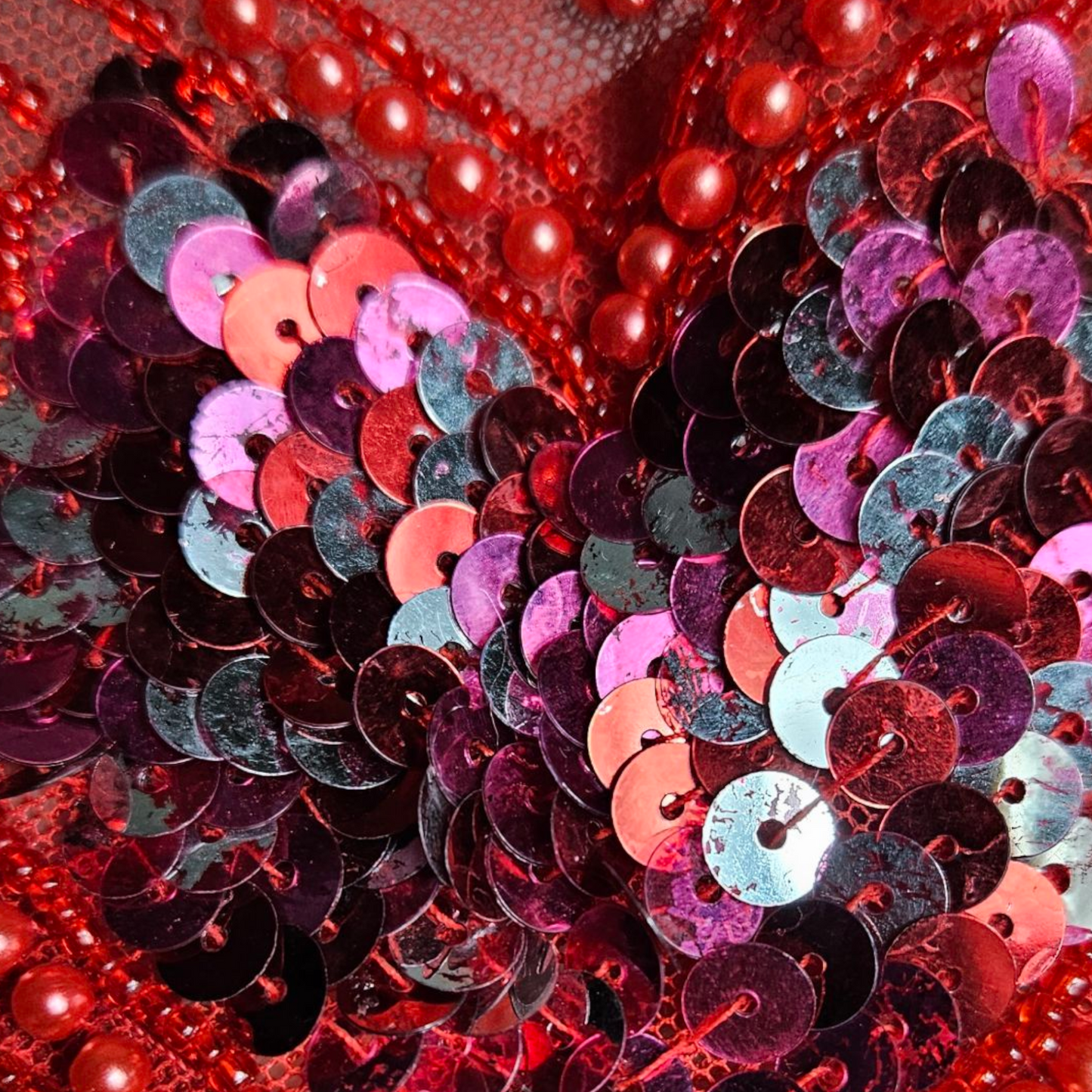 Dos nu en voile rouge brodé de perles et sequins