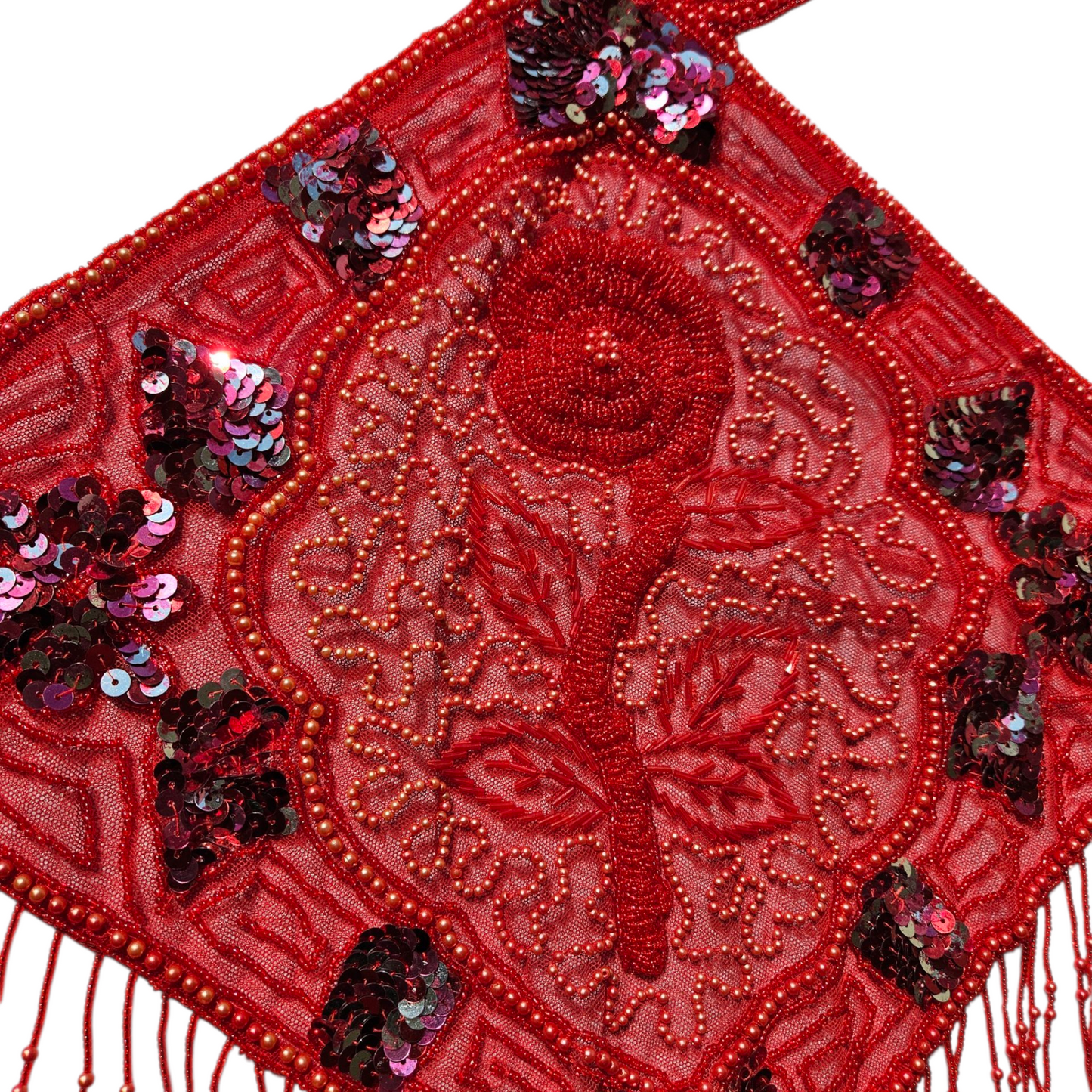 Dos nu en voile rouge brodé de perles et sequins
