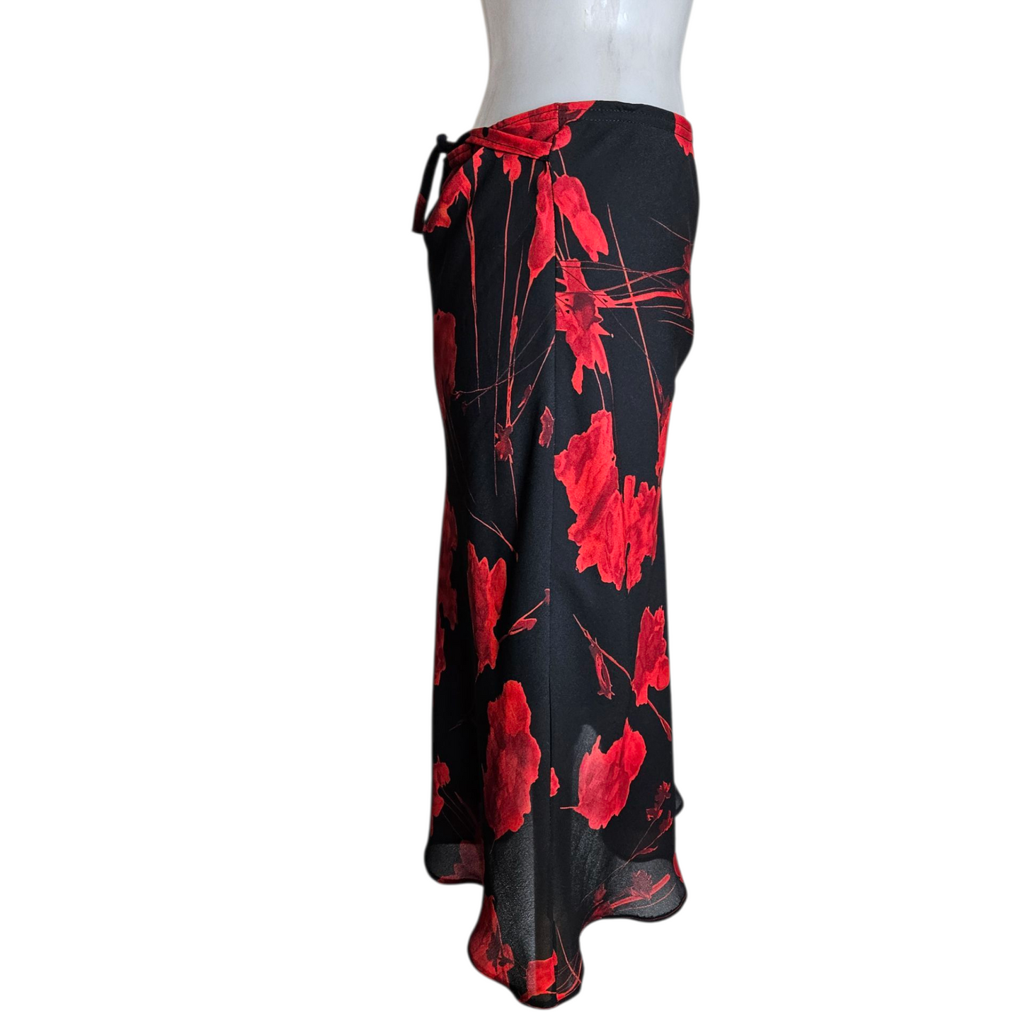 Jupe en voile fleurie rouge et noire
