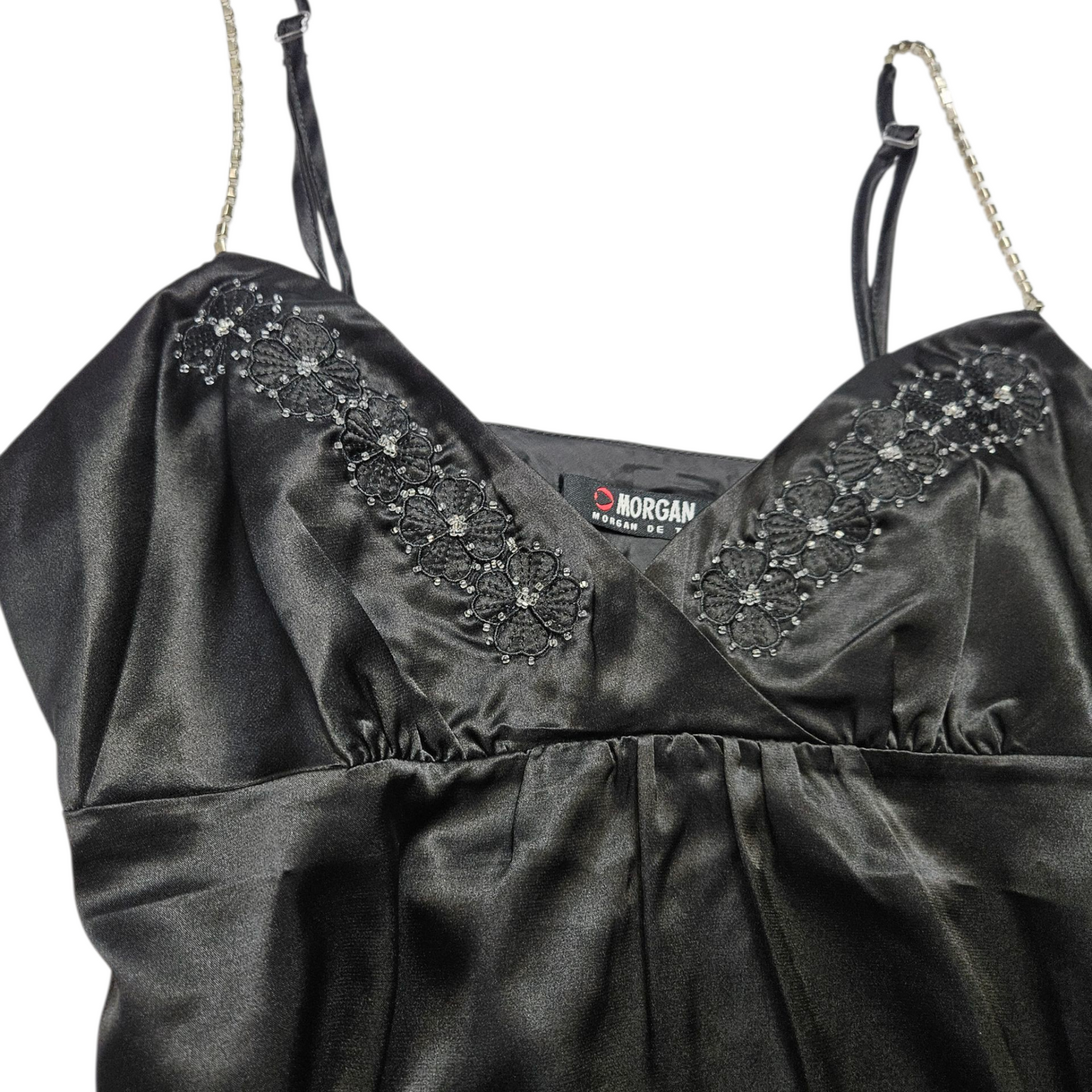 Haut satiné noir avec de légères broderies