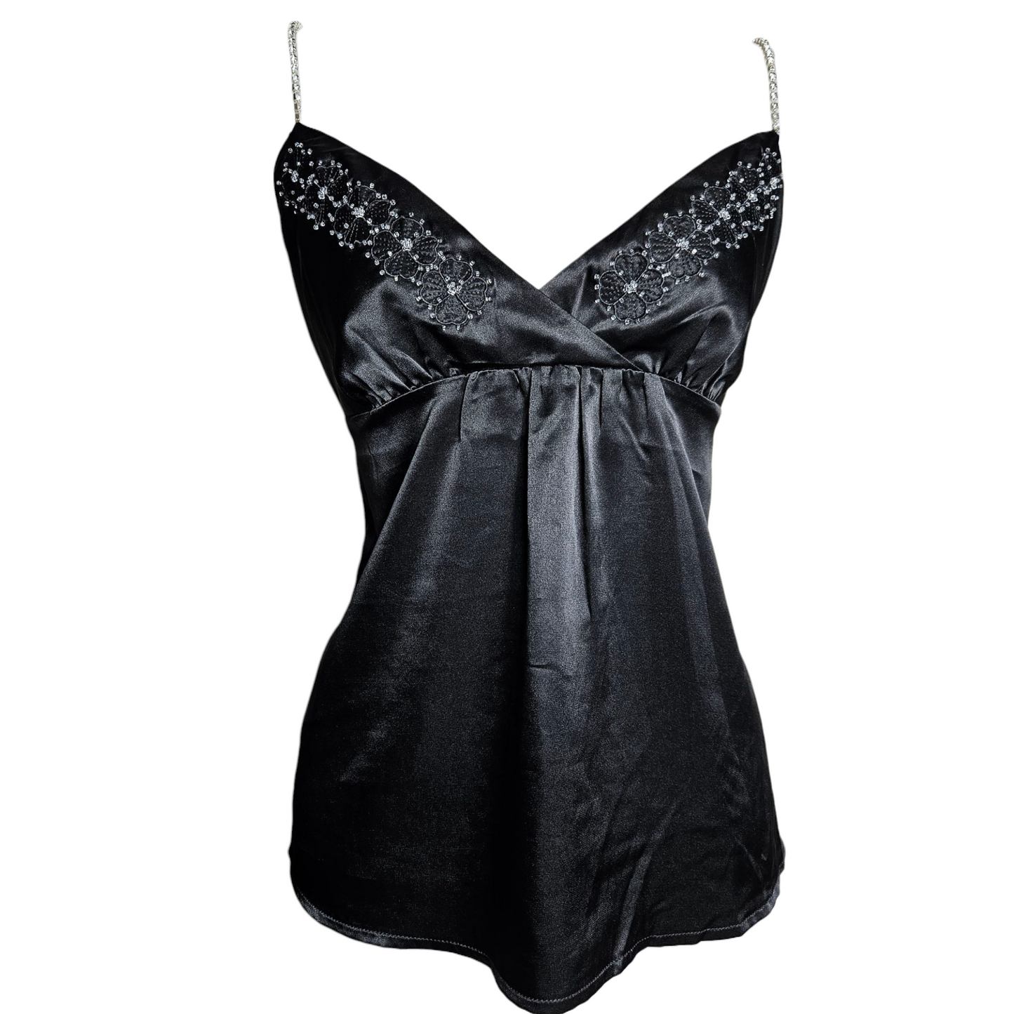 Haut satiné noir avec de légères broderies