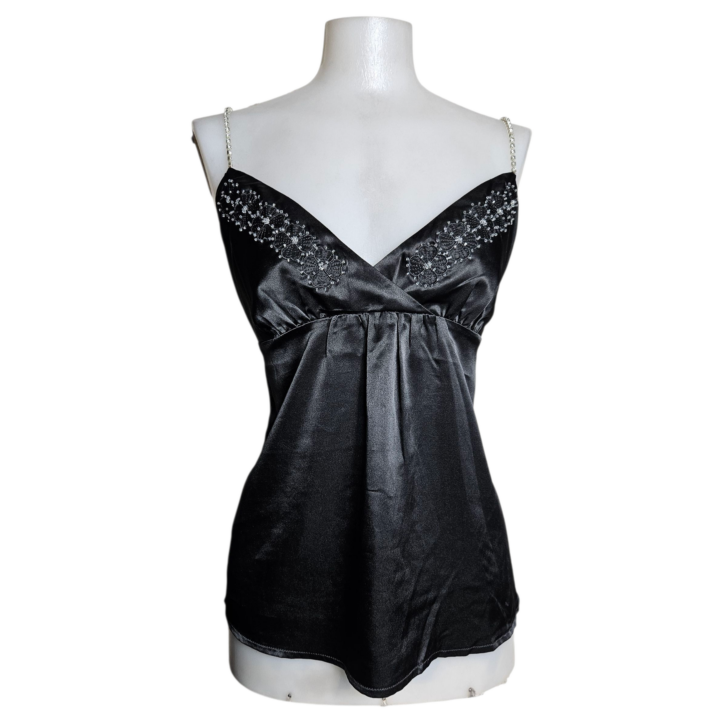 Haut satiné noir avec de légères broderies