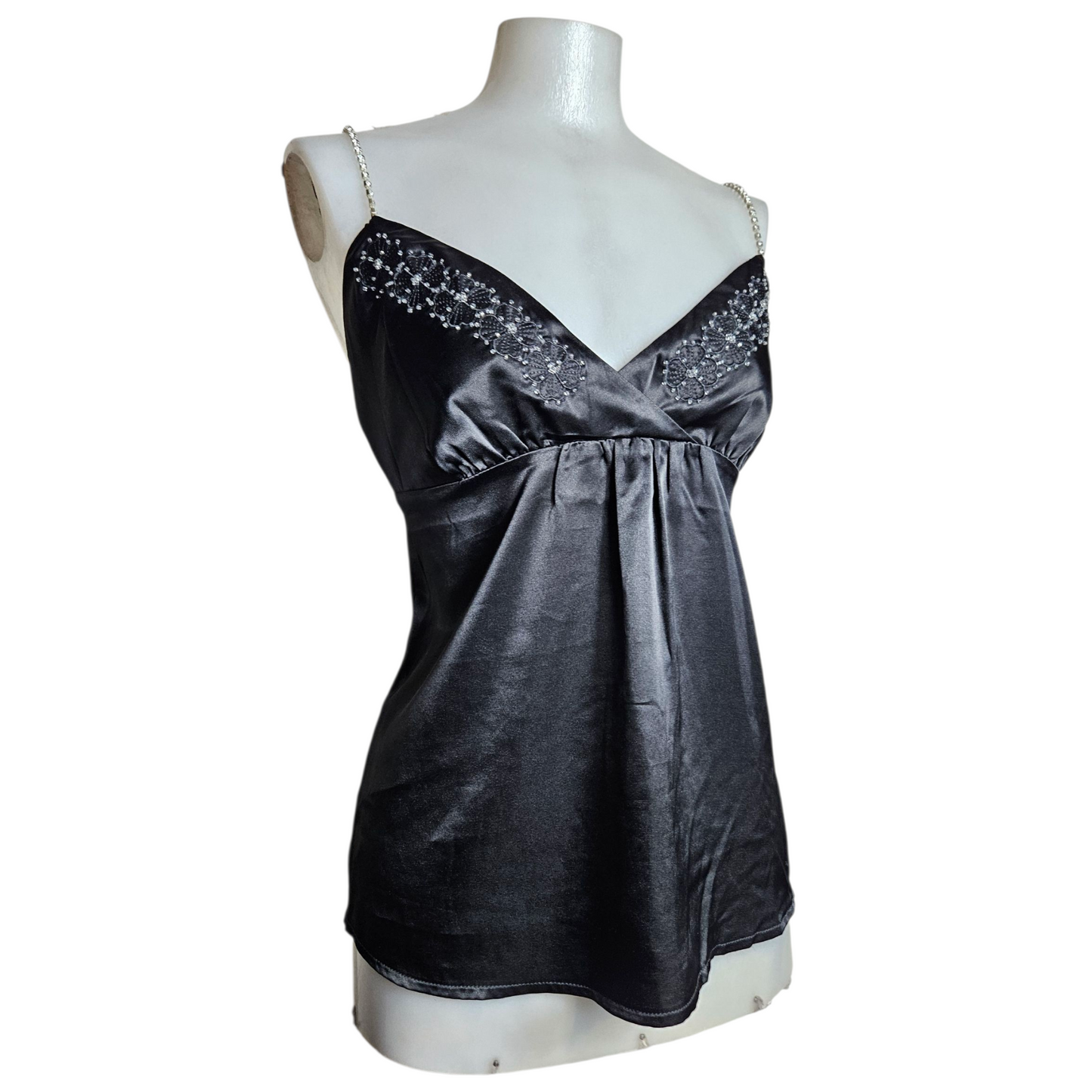 Haut satiné noir avec de légères broderies