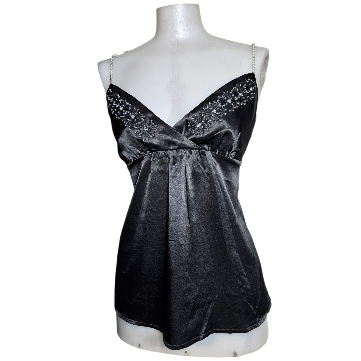 Haut satiné noir avec de légères broderies