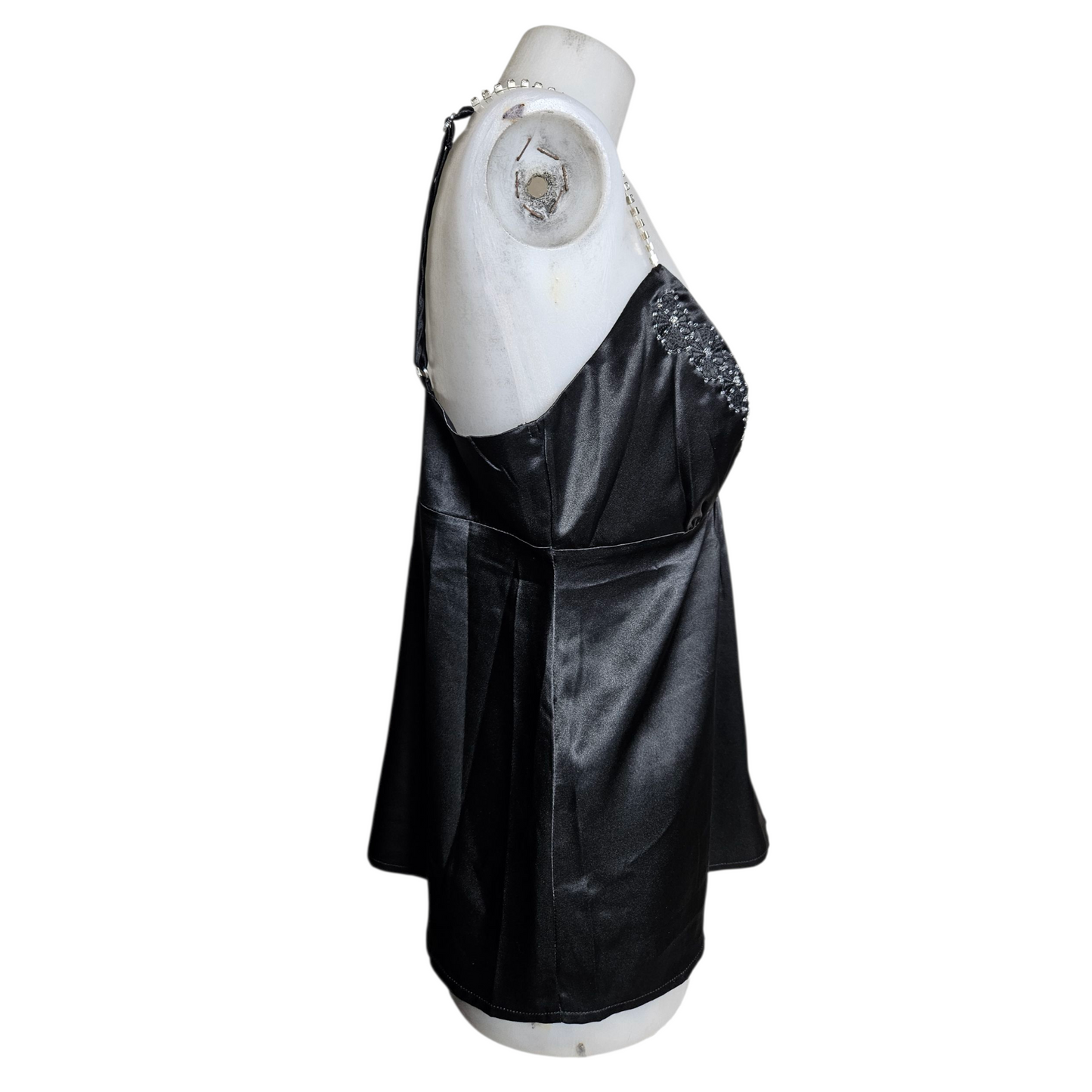 Haut satiné noir avec de légères broderies