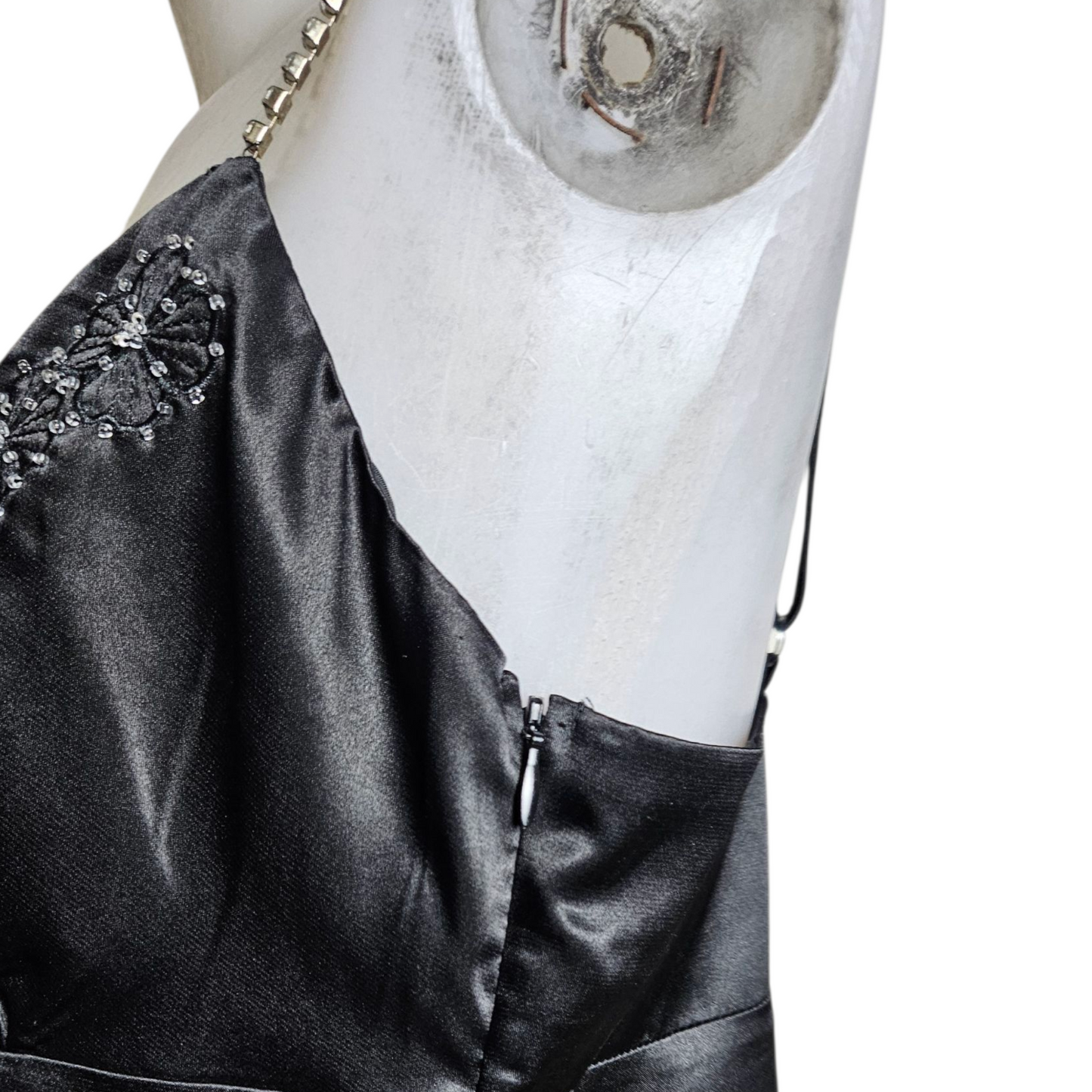 Haut satiné noir avec de légères broderies