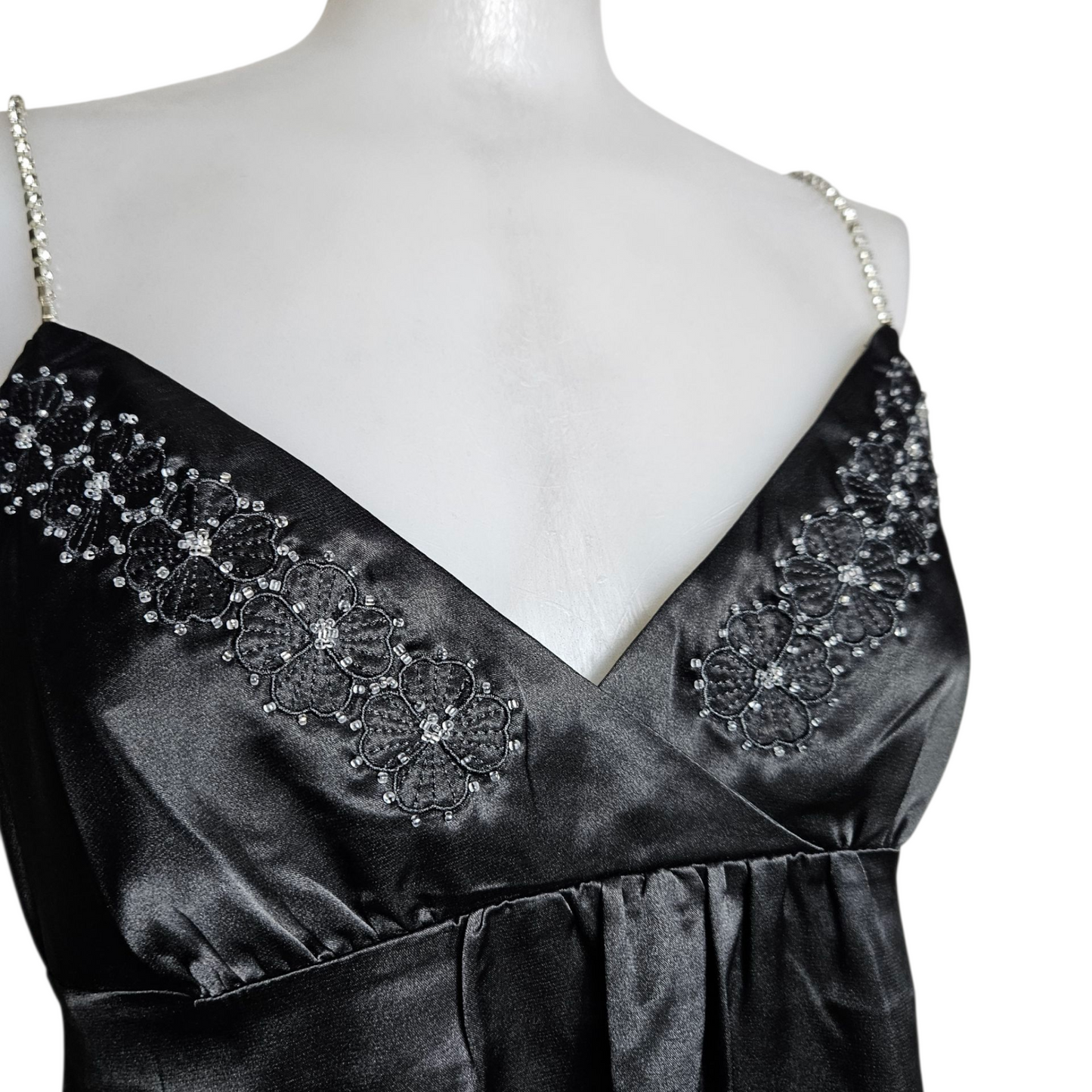 Haut satiné noir avec de légères broderies