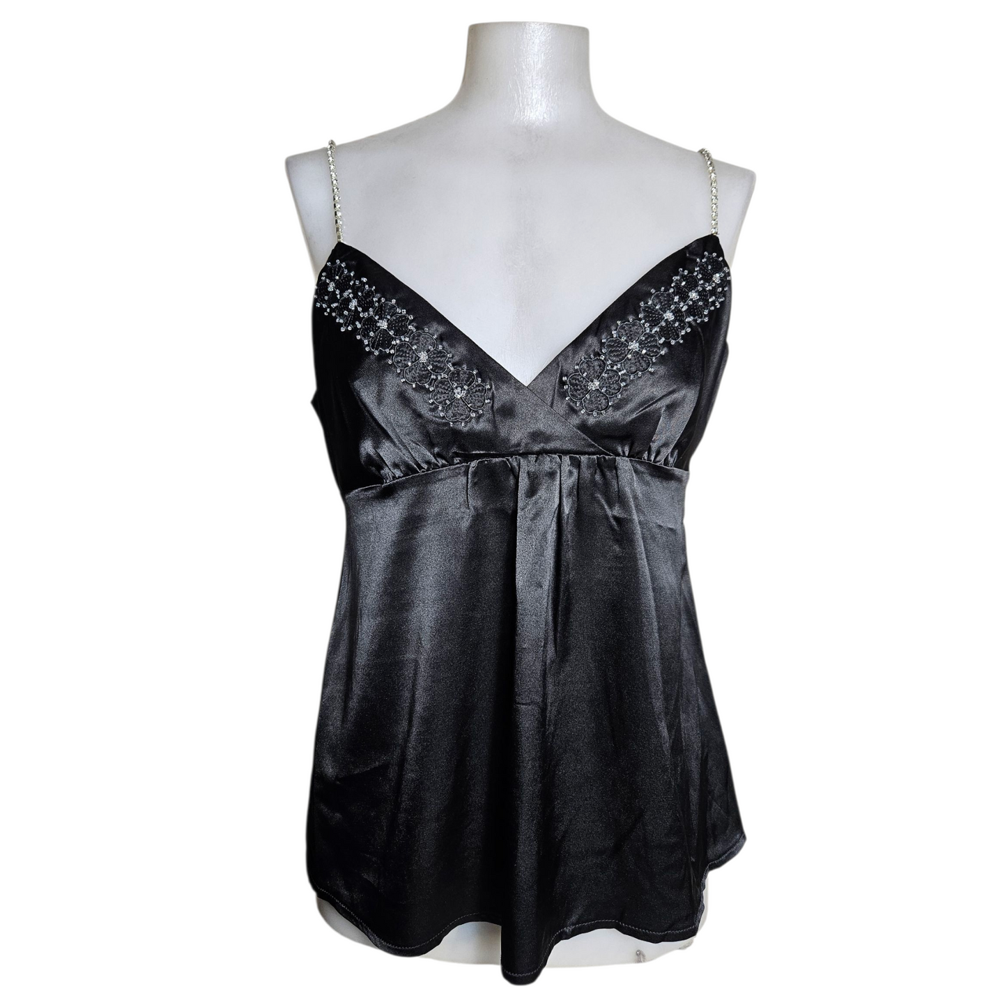 Haut satiné noir avec de légères broderies