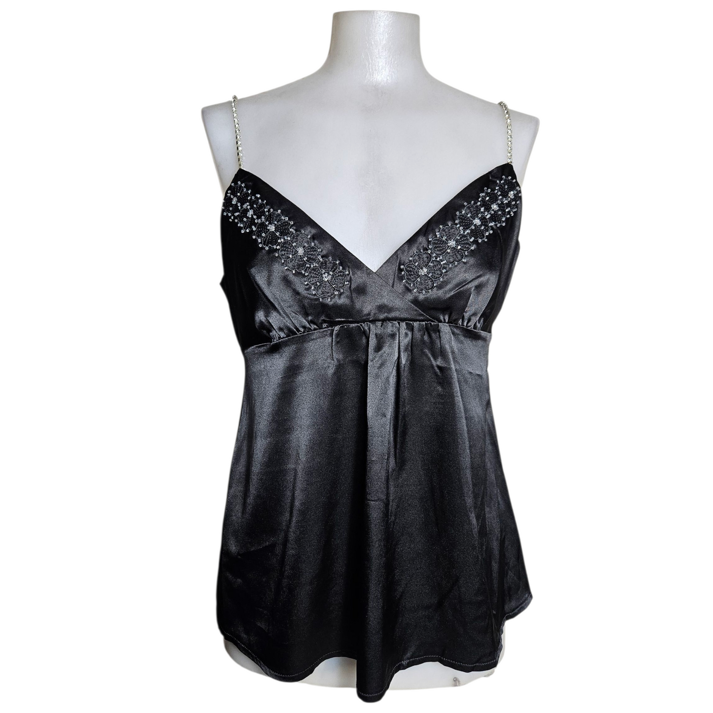 Haut satiné noir avec de légères broderies