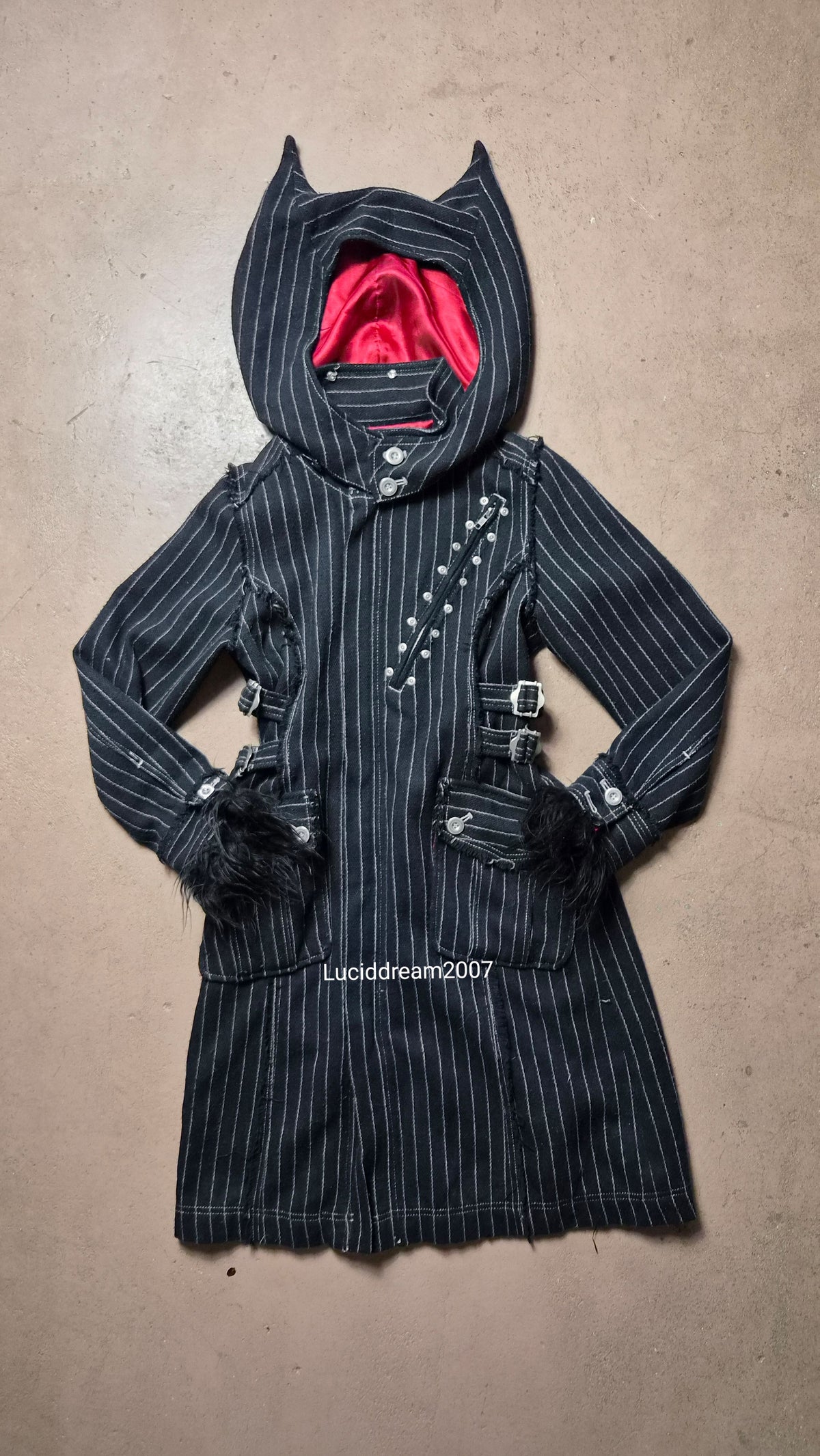 Manteau rayé à sangles