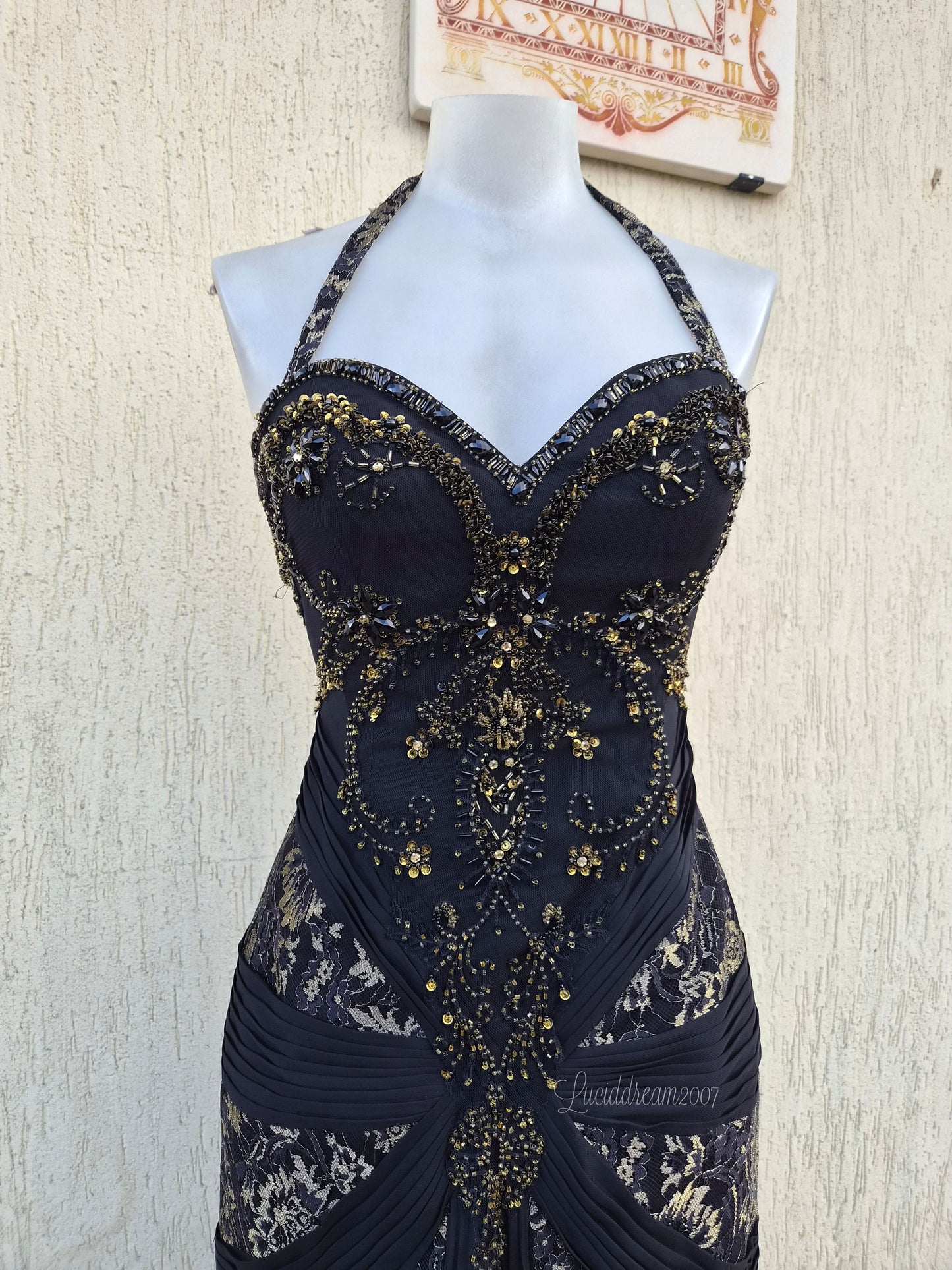 Robe noire broderies dorées