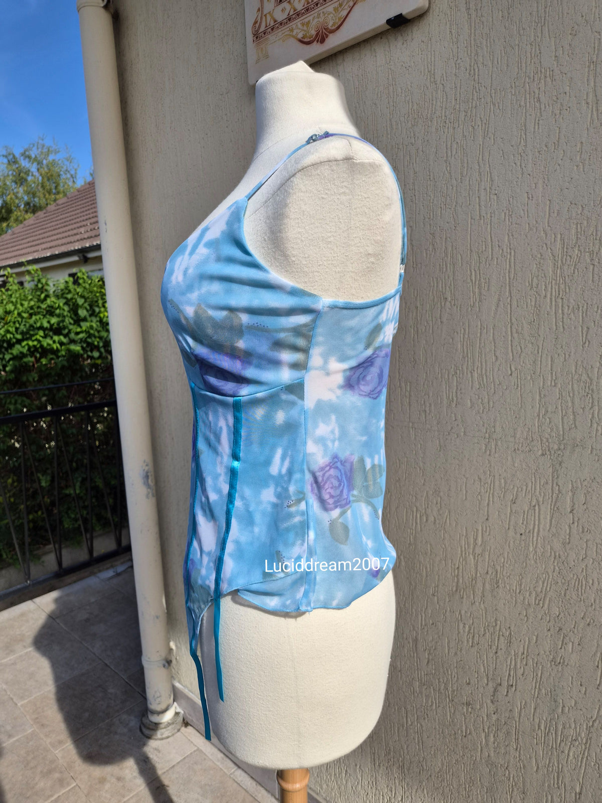 Haut en voile bleu