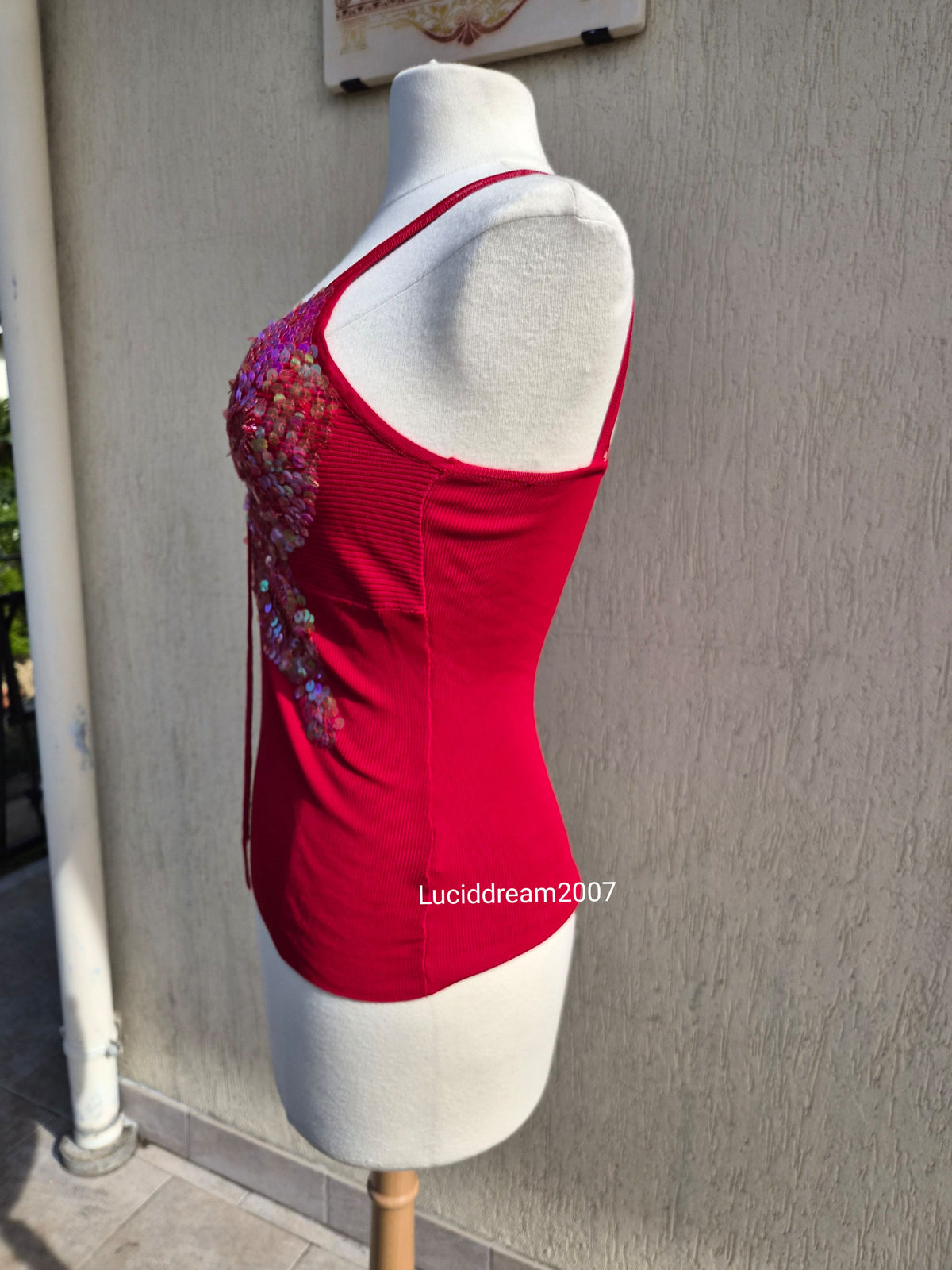 Haut rouge avec papillon en sequins