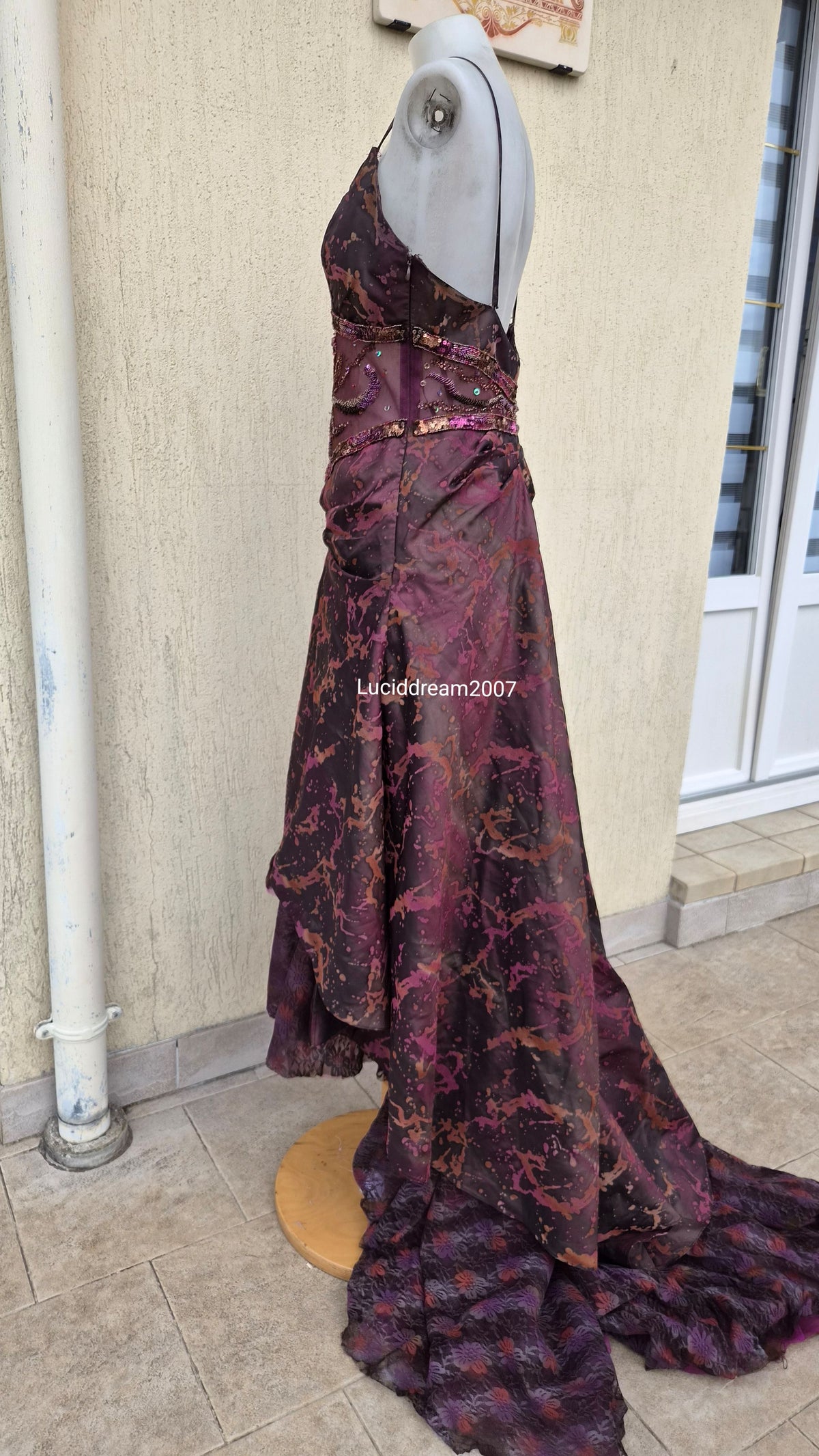 Robe asymétrique détails voile, dentelle et broderies