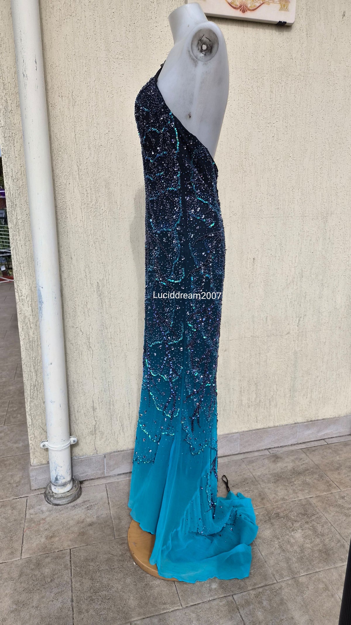 Embroidered silk backless dress