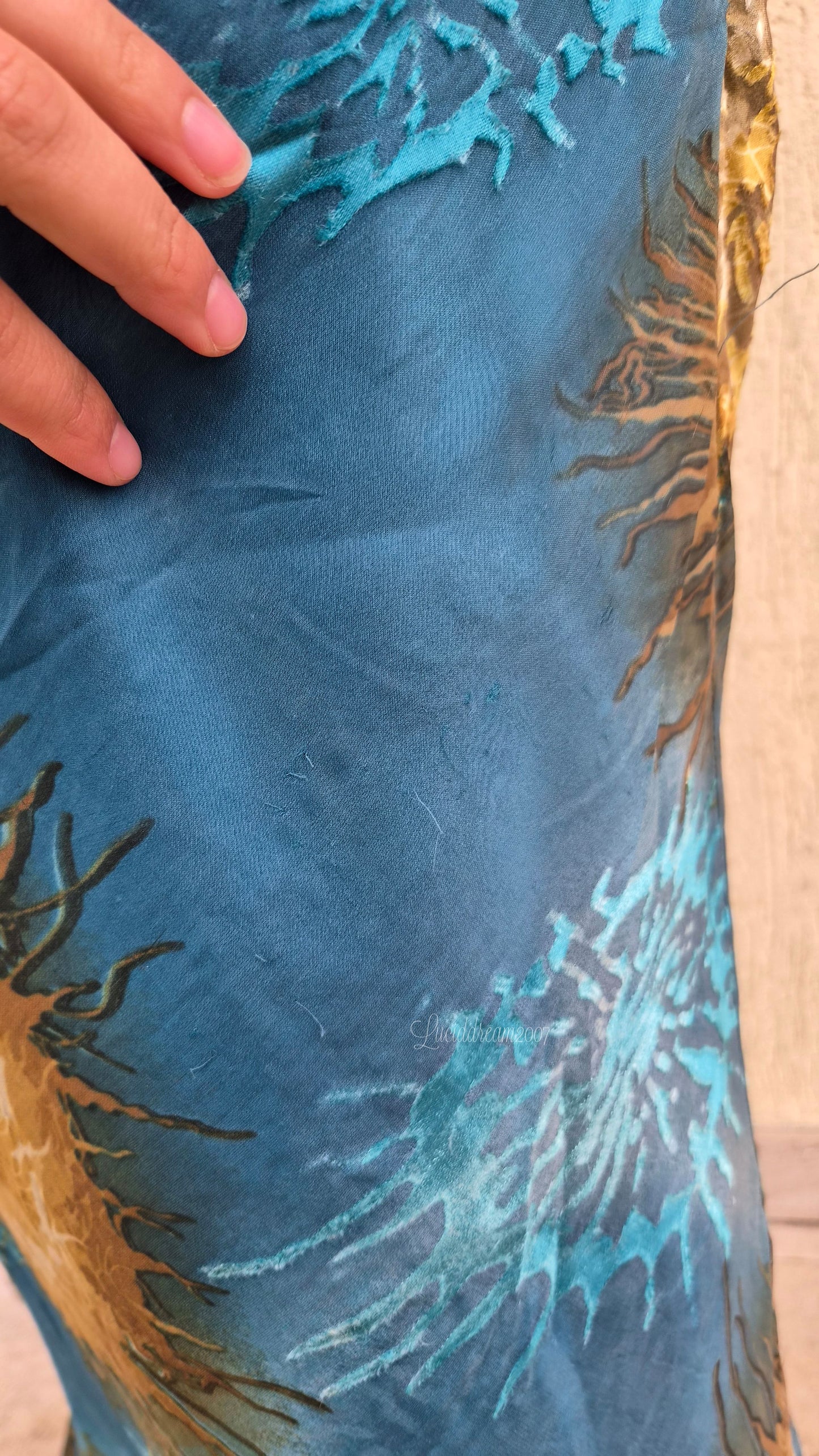 Robe de soirée bleue en soie brodée