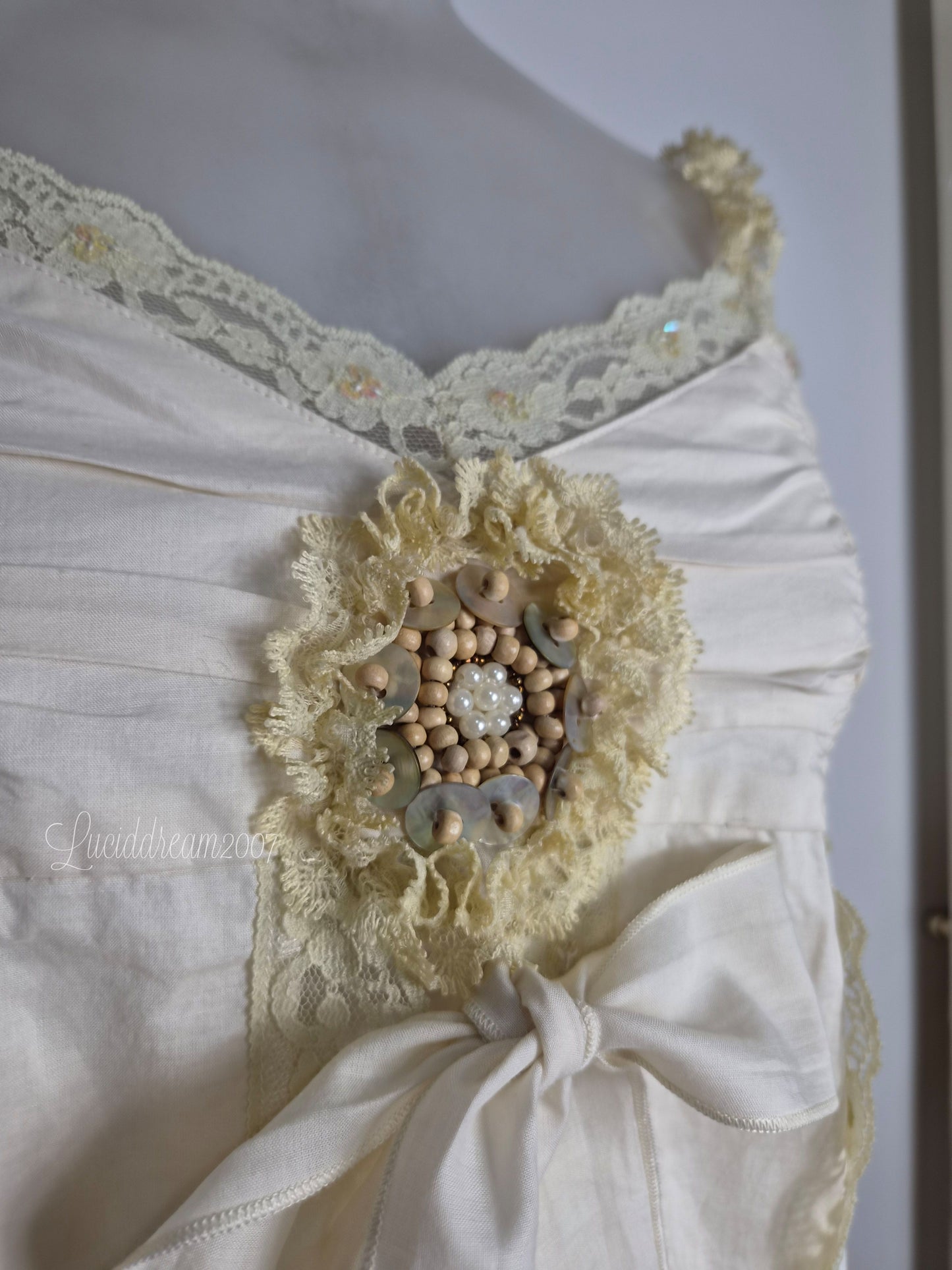 Haut crème détails noeuds et broderies