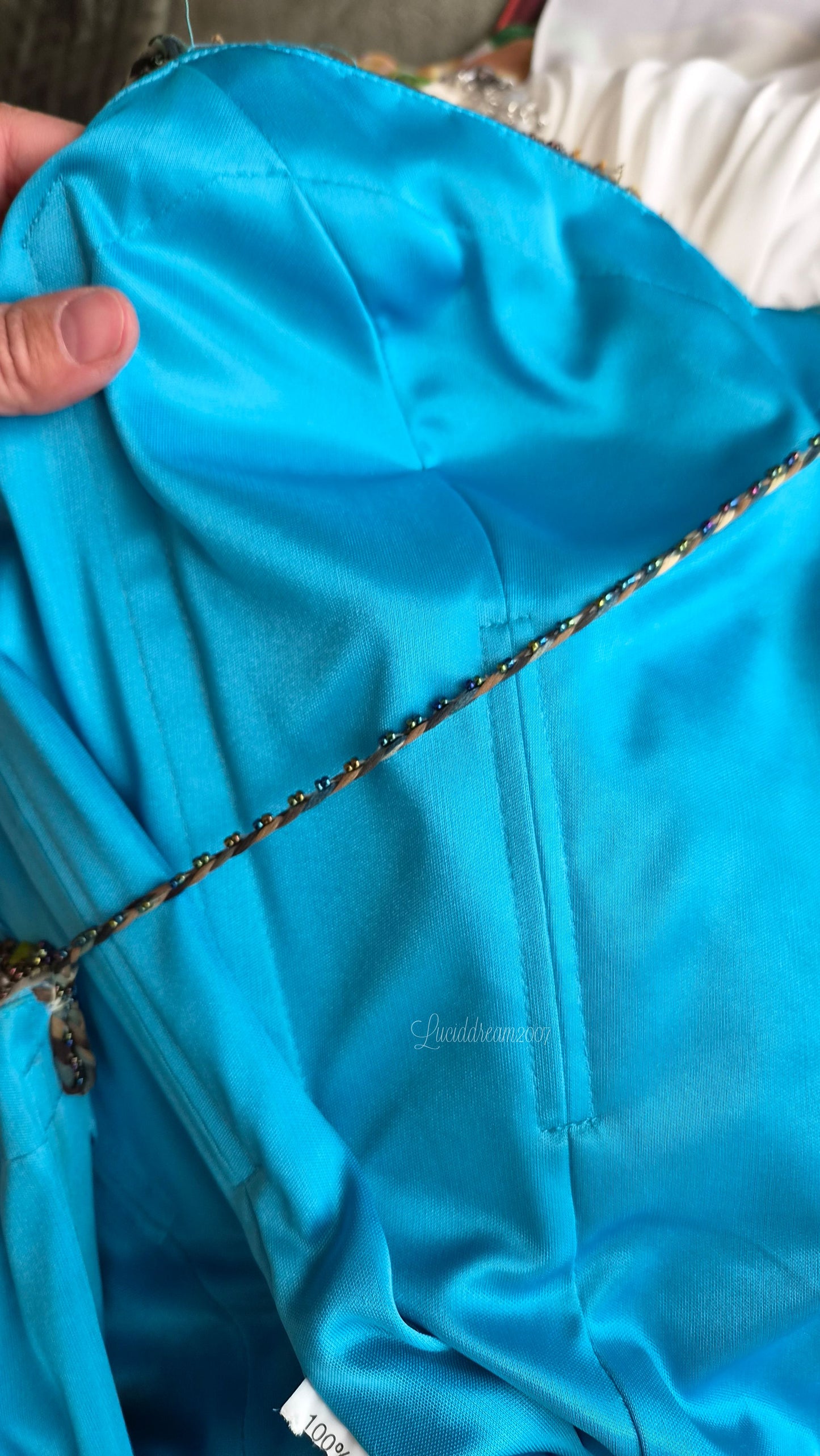 Robe en soie bleue brodée