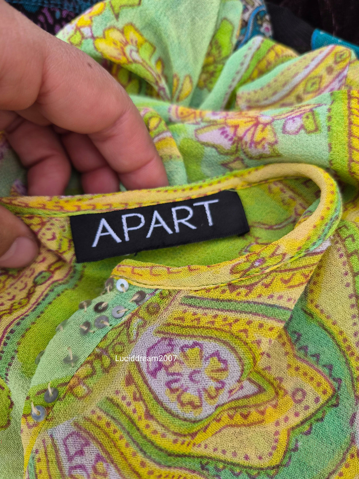 Haut en voile vert motif cachemire et détails sequins