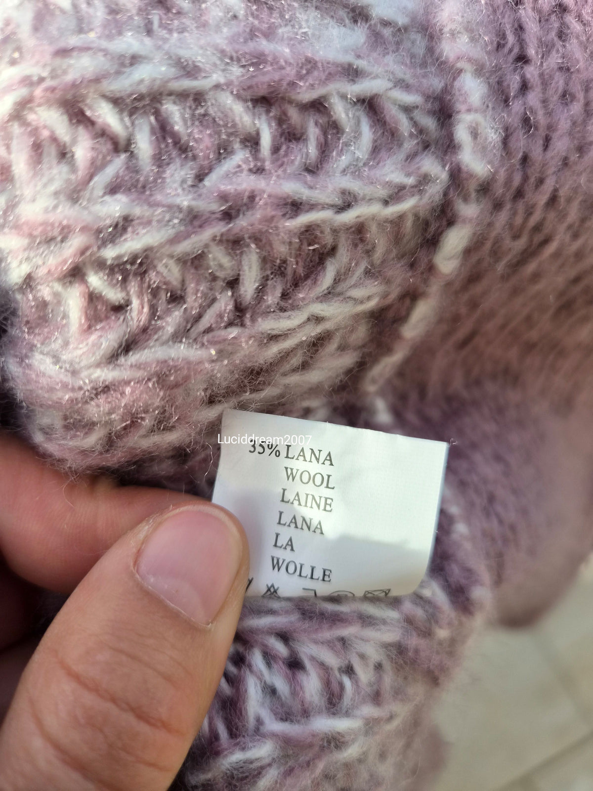 Cardigan en tricot lila et rose pâle