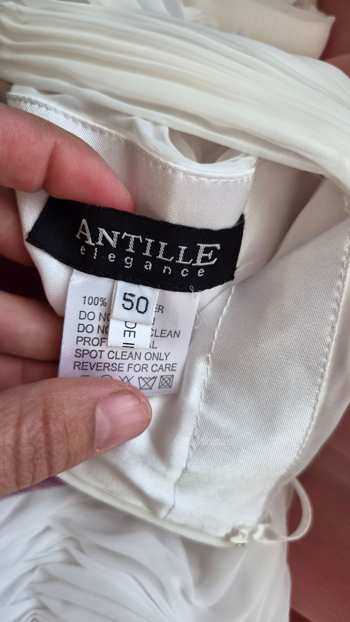 Robe blanche à motif floral et broderies