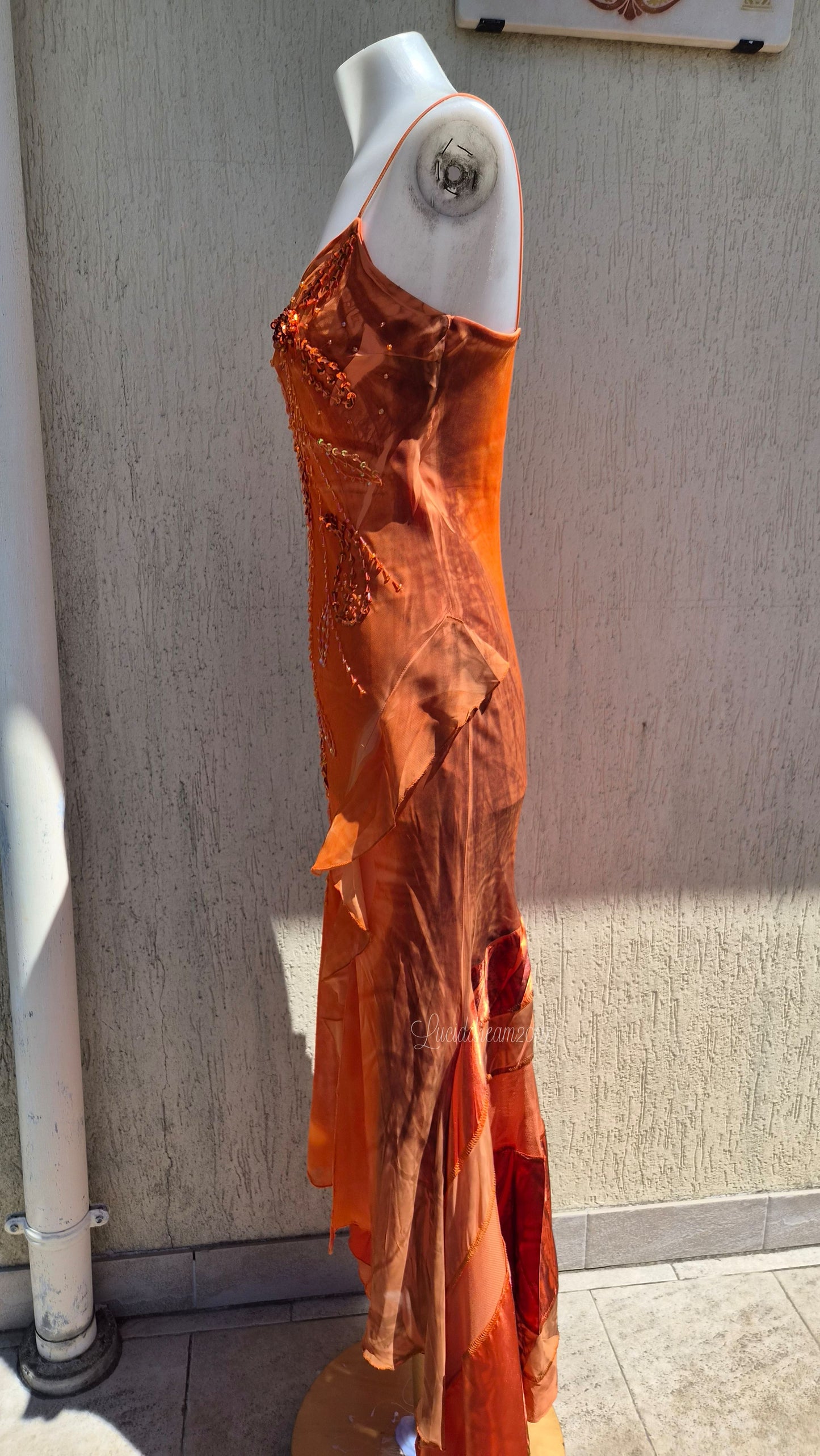 Robe orange brodée