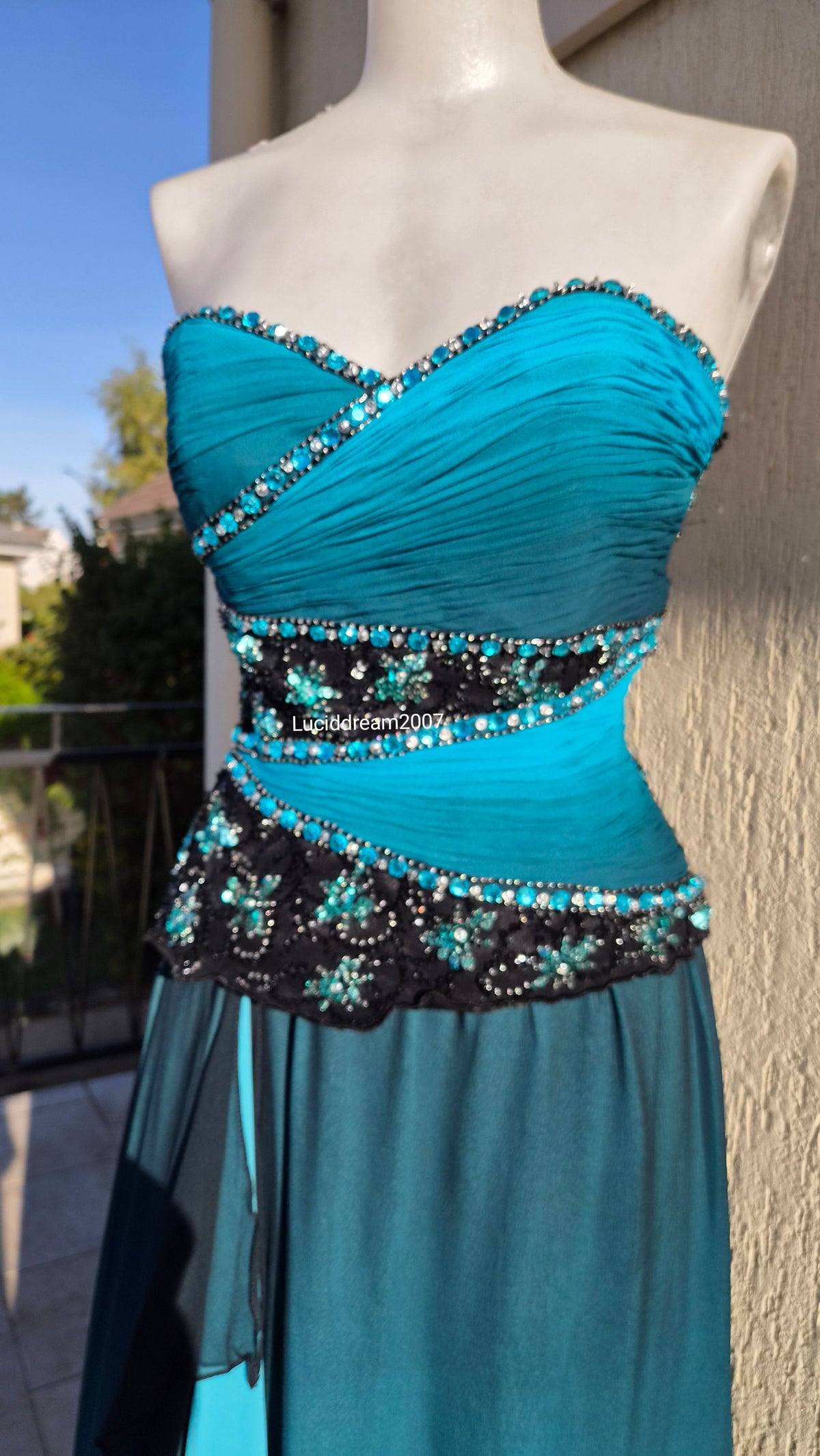 Robe bustier en soie brodée bleue et noire