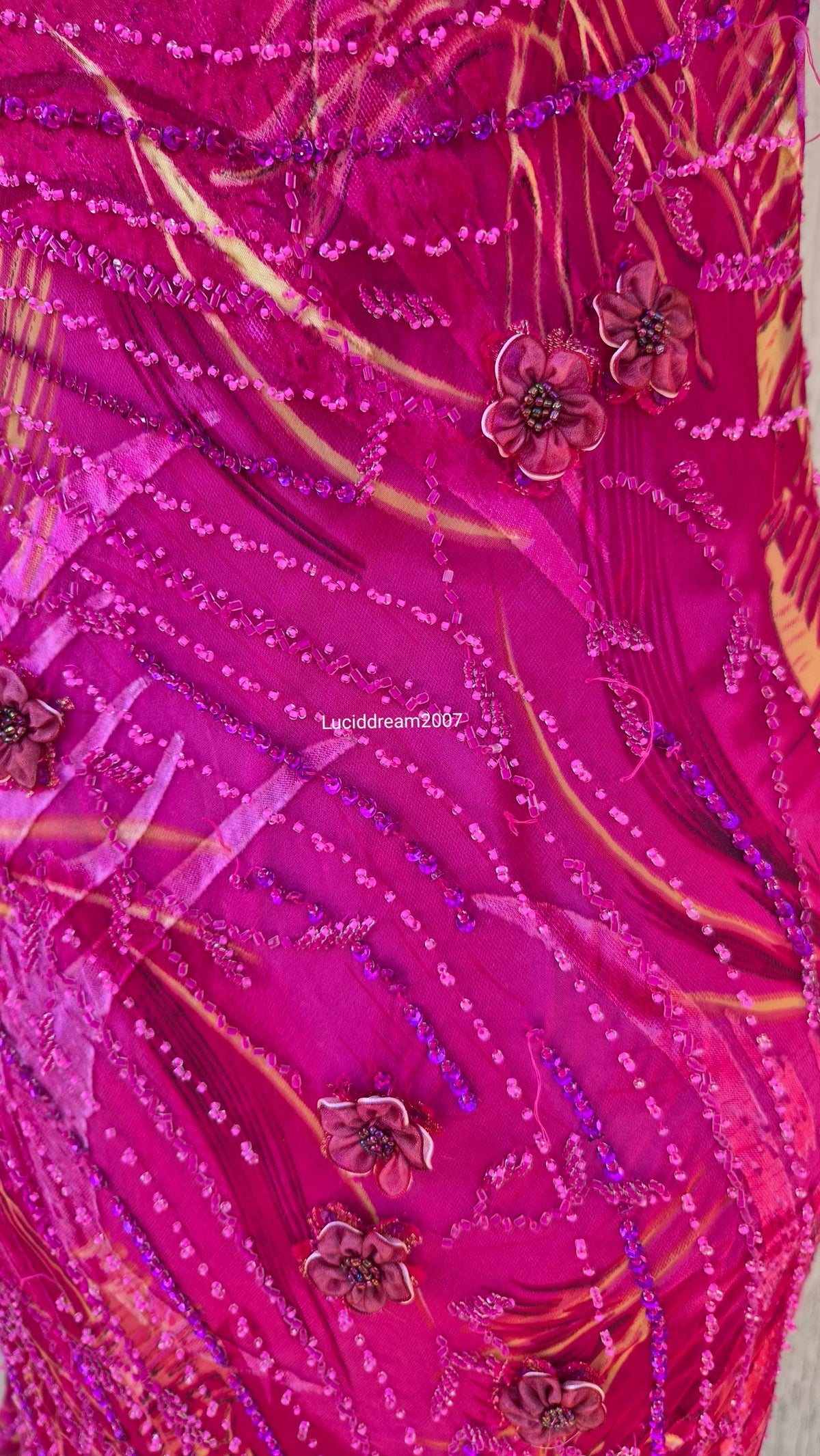 Robe rose en soie brodée de perles et fleurs