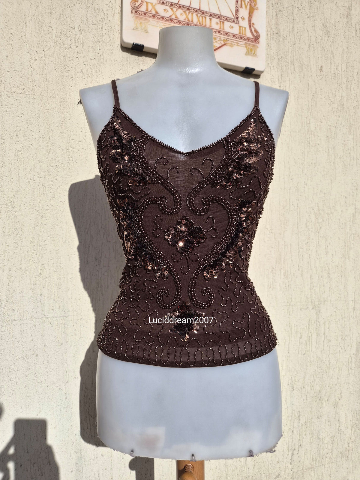 Haut marron avec sequins brodés