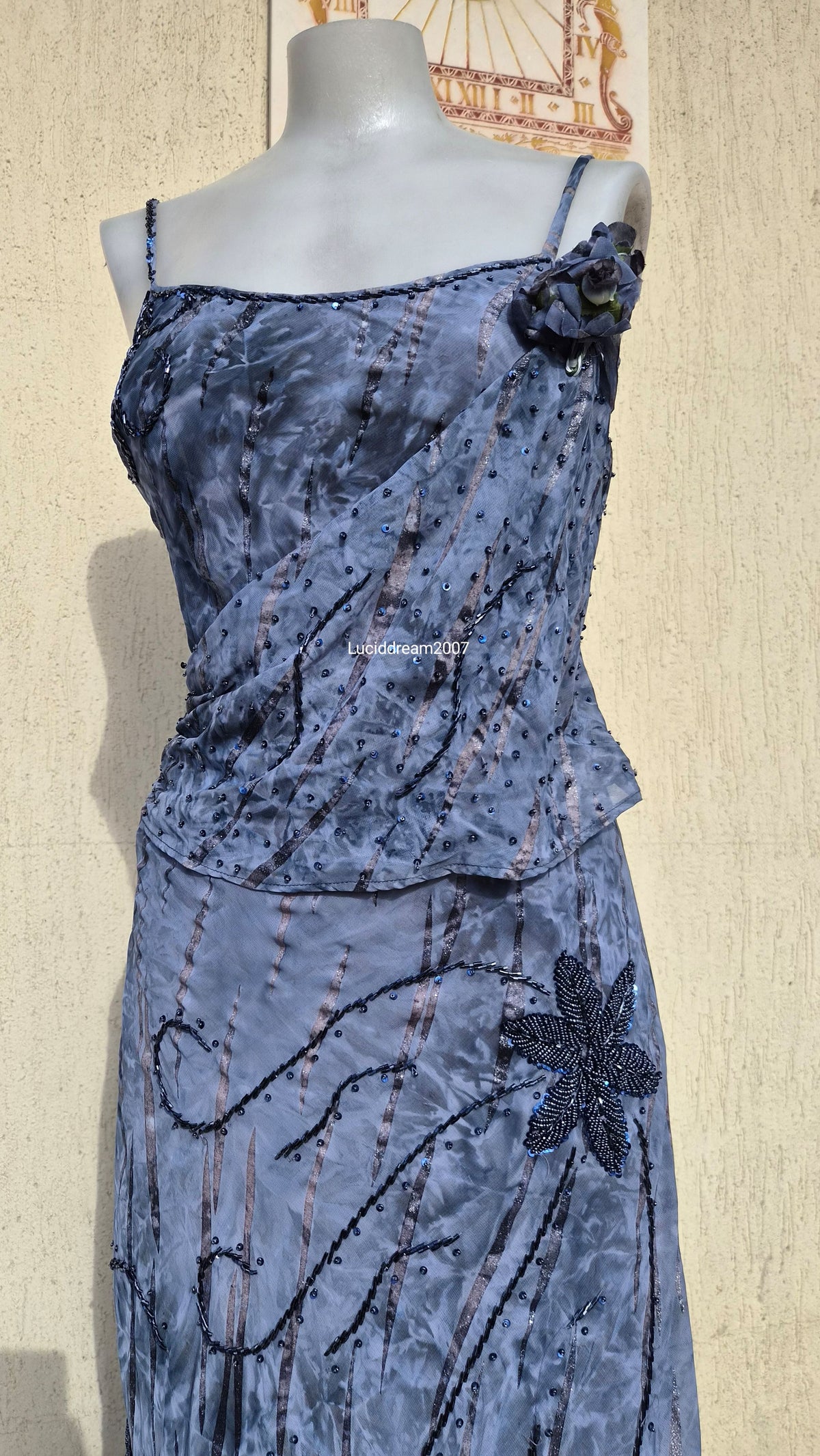 Robe brodée grise