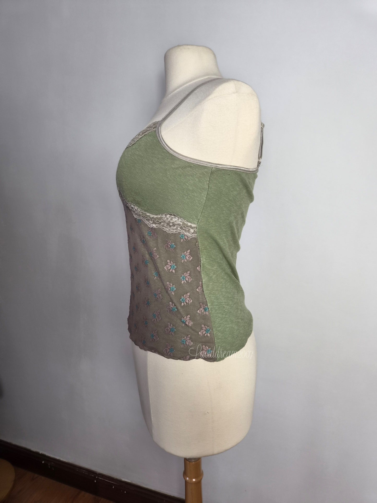 Haut vert et marron détails dentelle