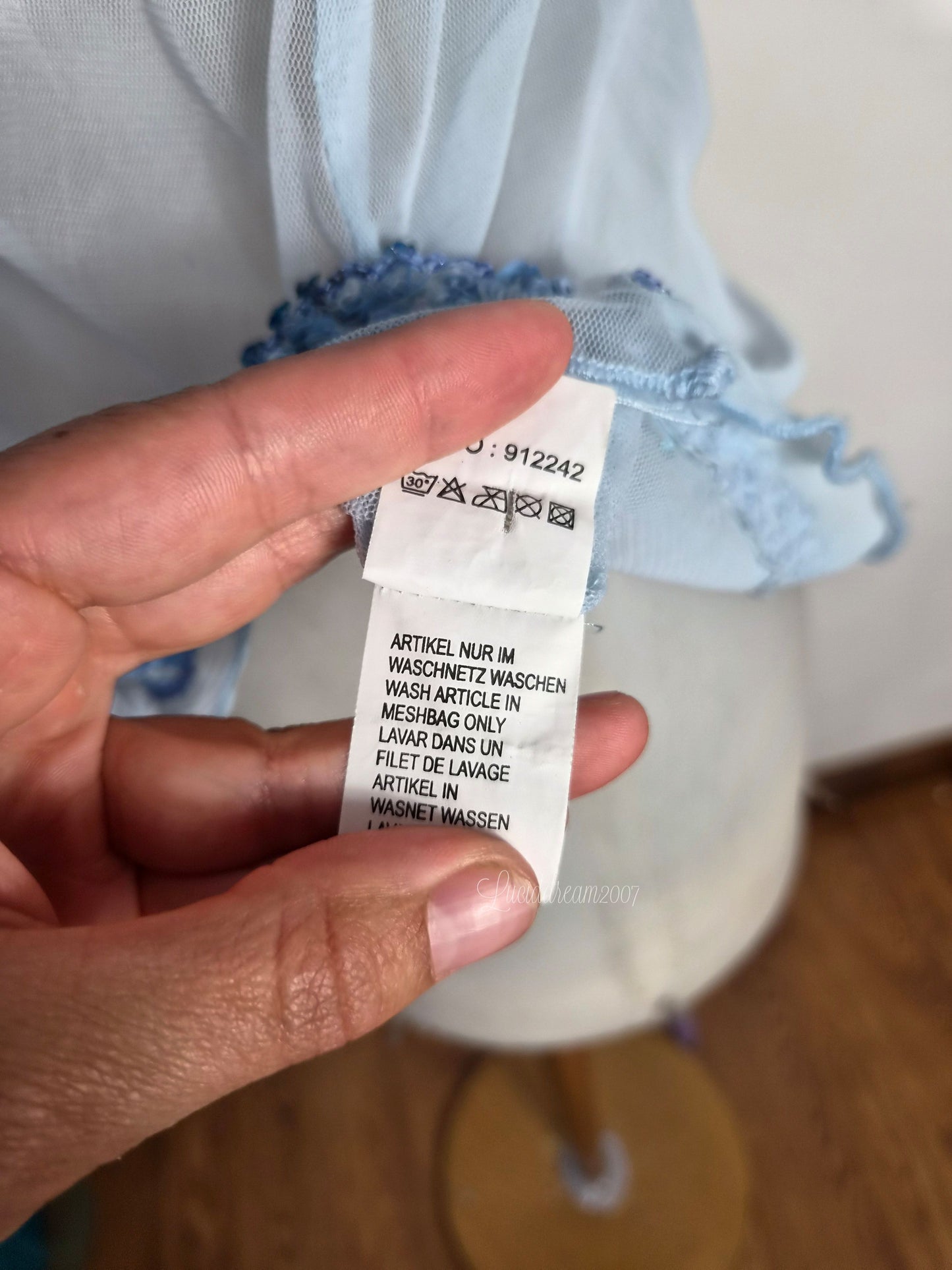 Haut en voile bleue brodé