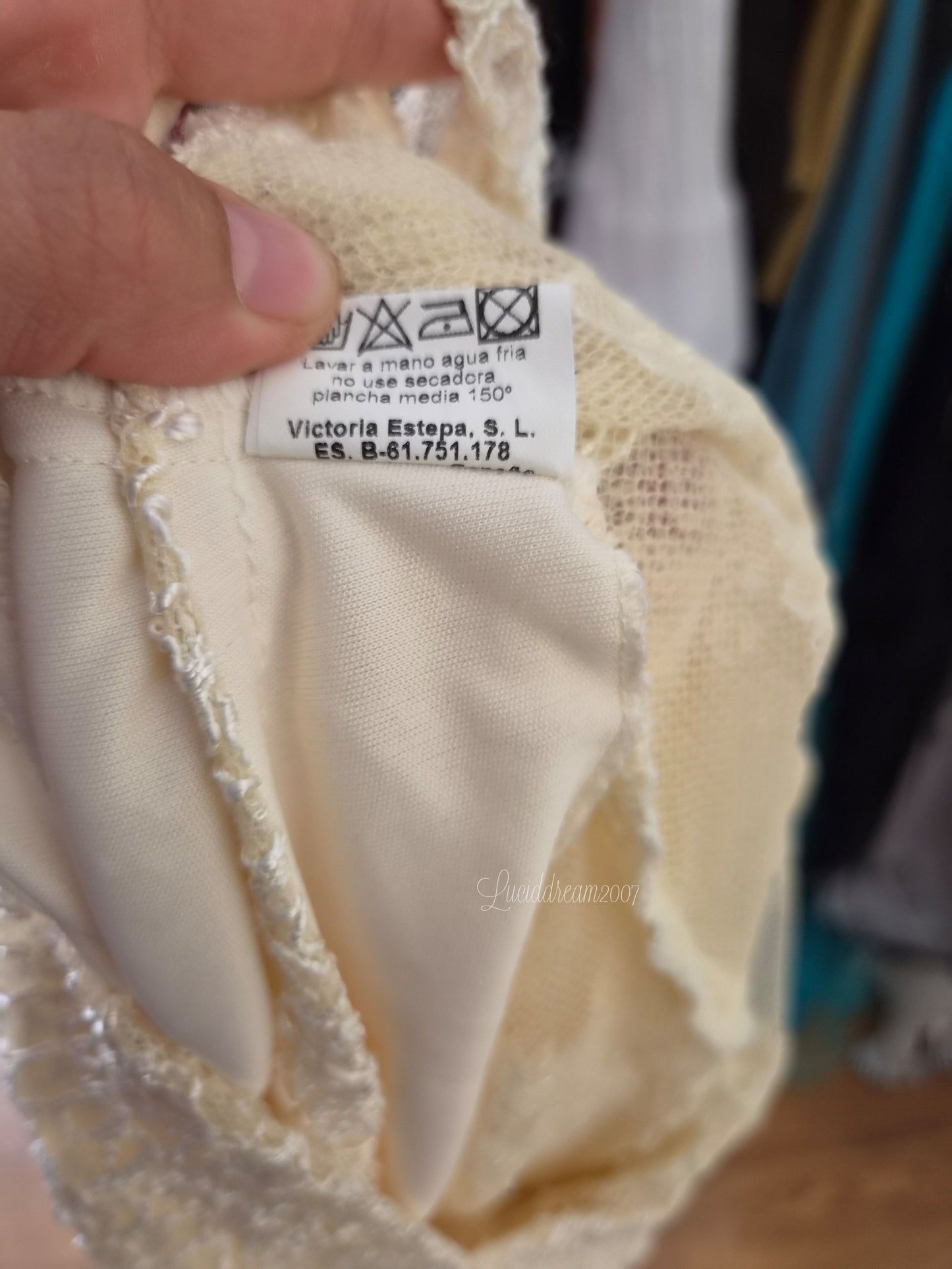 Haut en dentelle tons crème