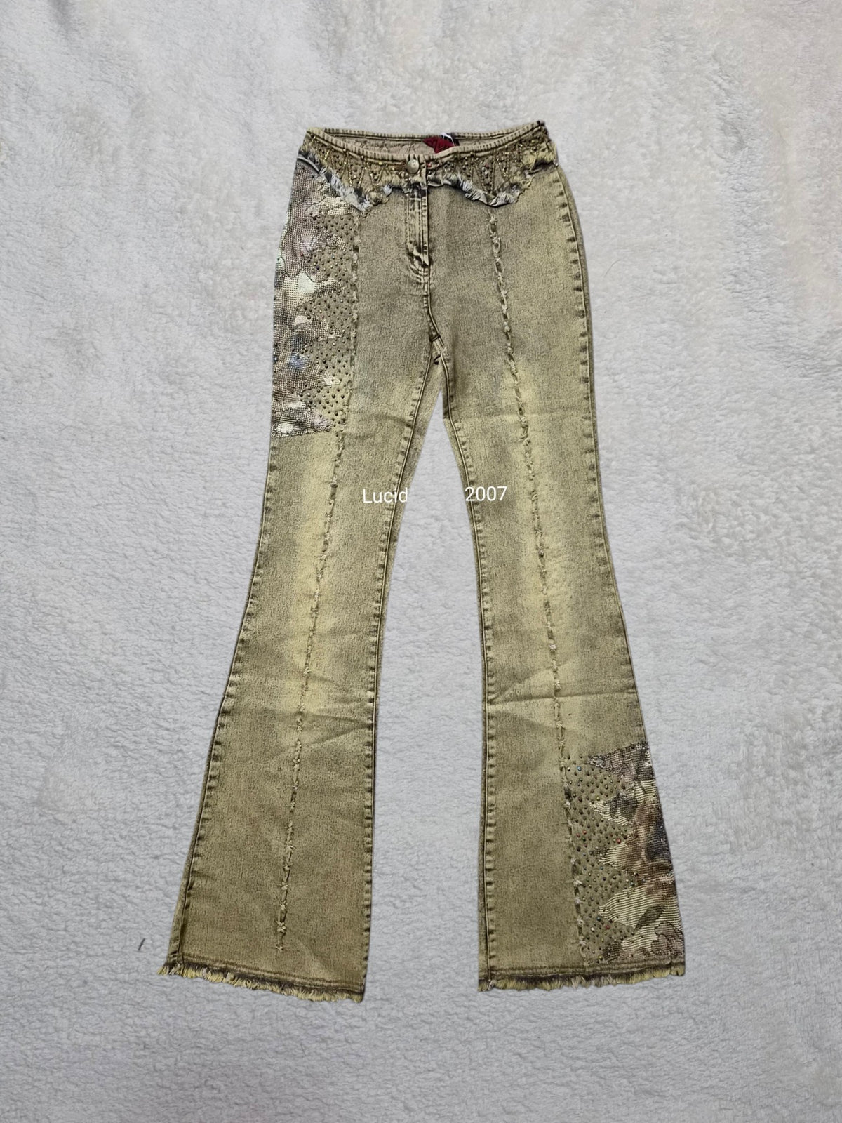 Pantalon denim délavé et brodé