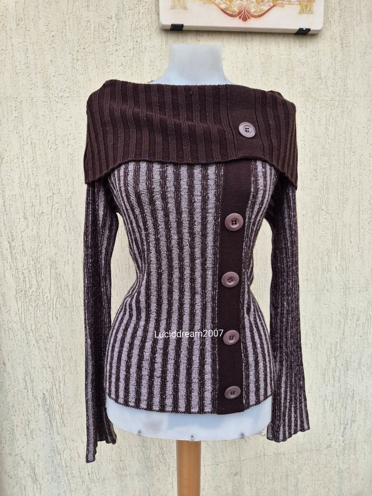 Pull rayé marron détails bouton