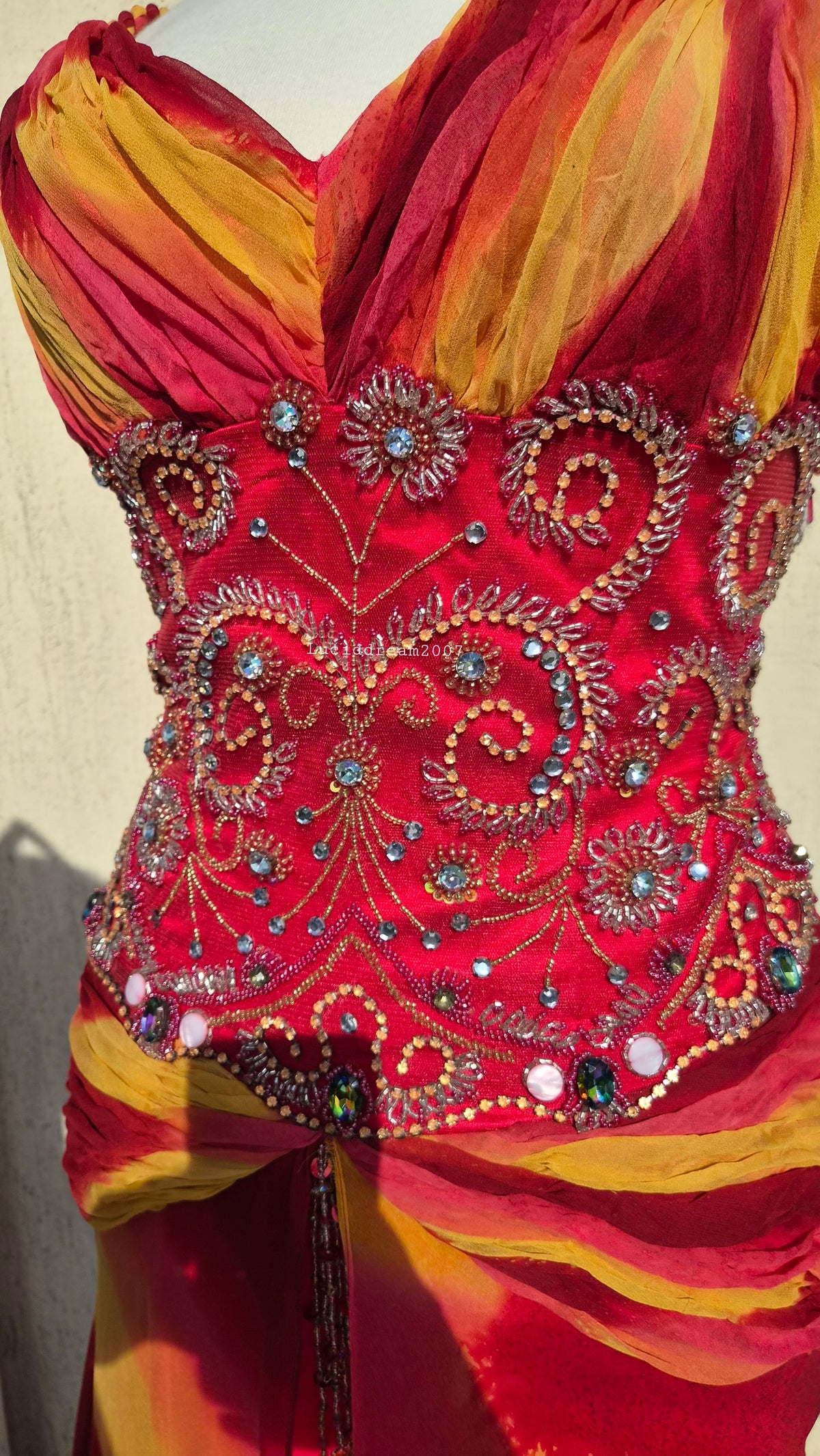 Robe en soie brodée orange