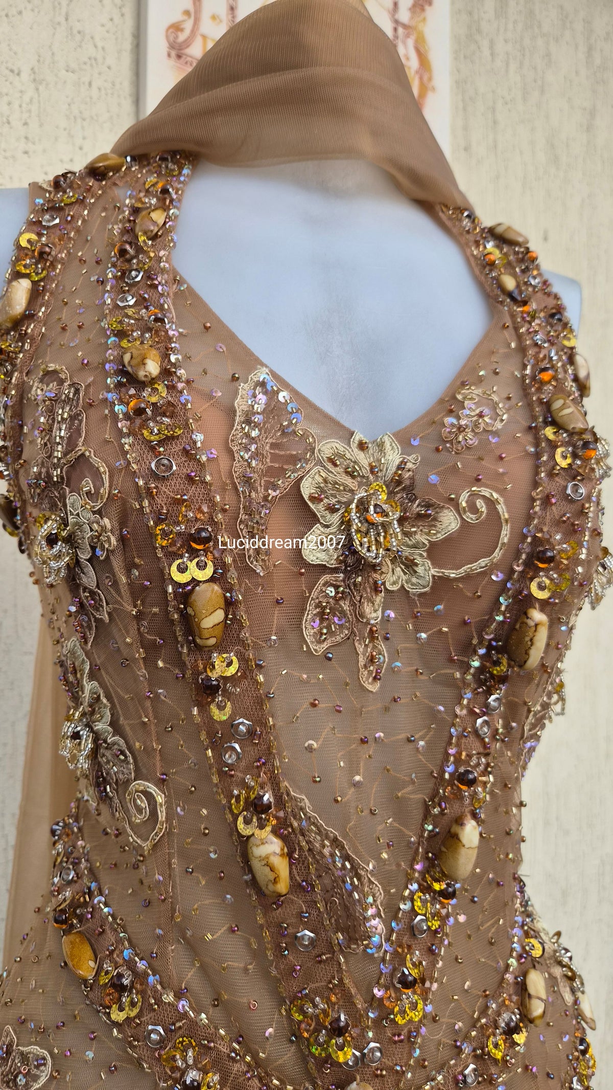 Robe marron et beige brodée