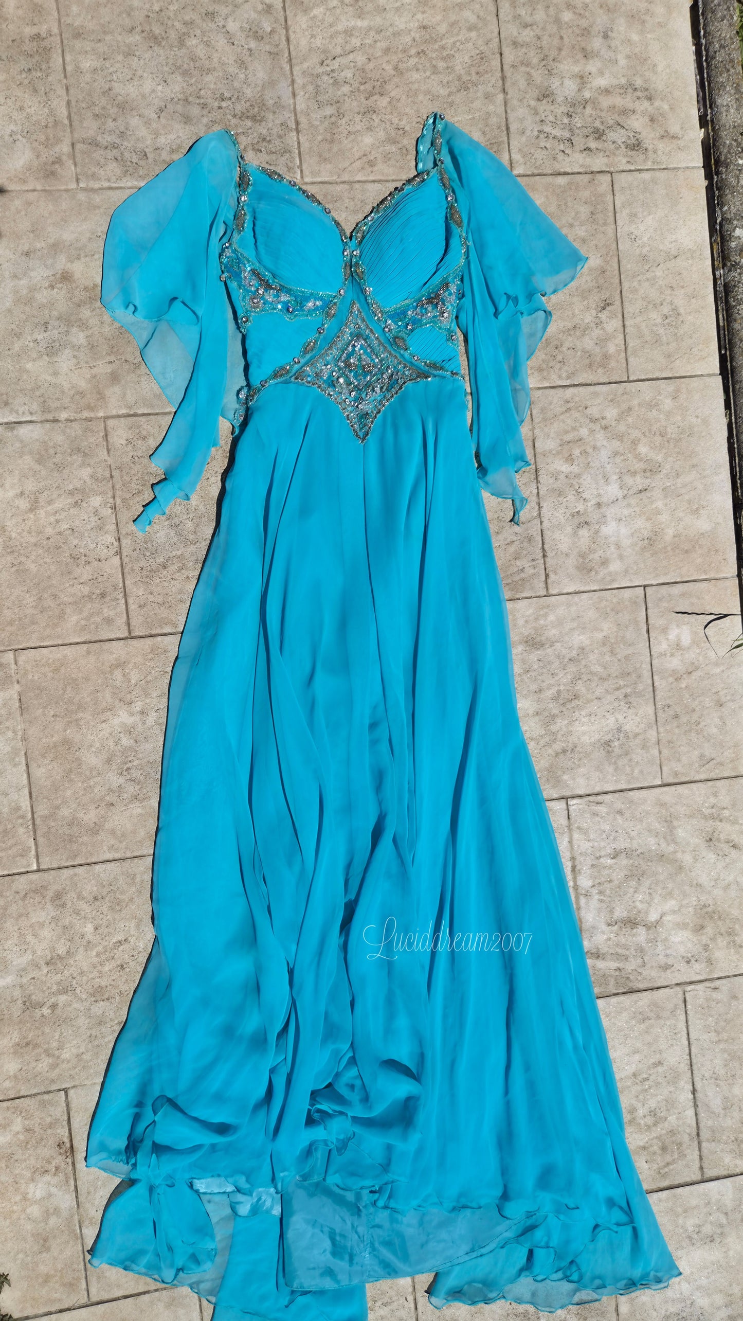 Robe de soirée bleue brodée avec manches en voile