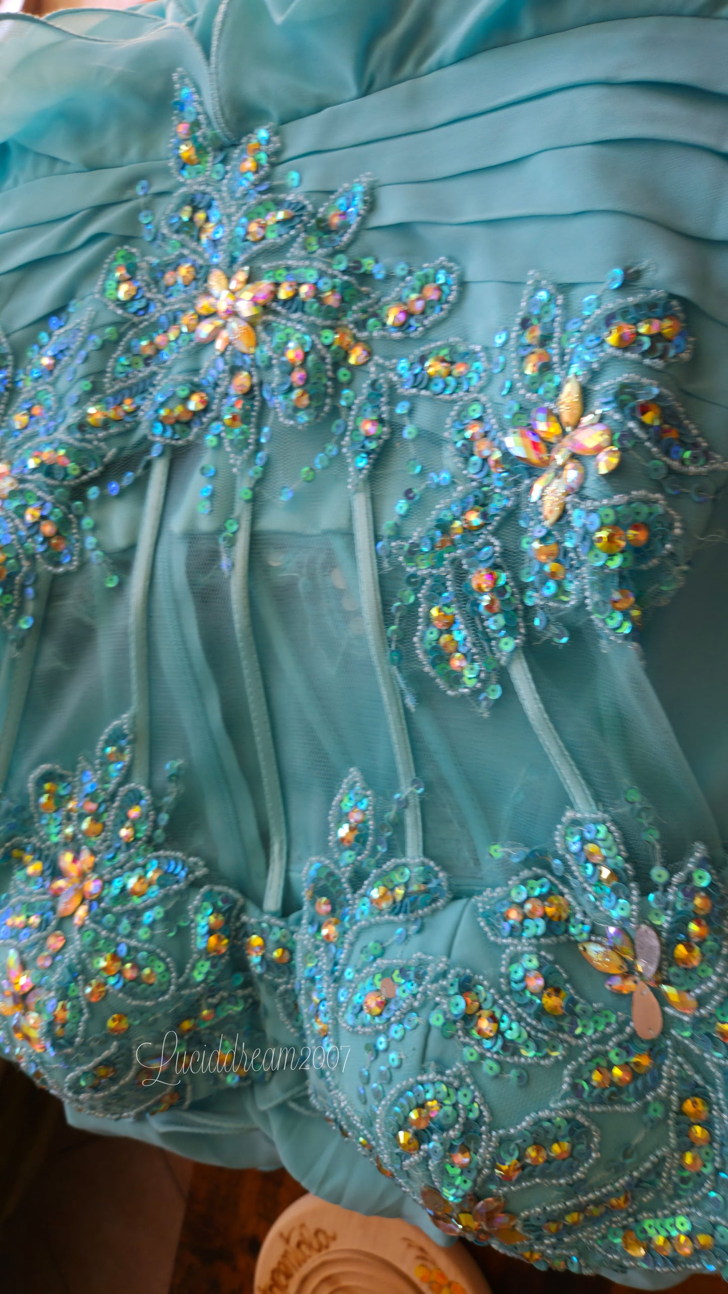 Robe de soirée bleue claire brodée