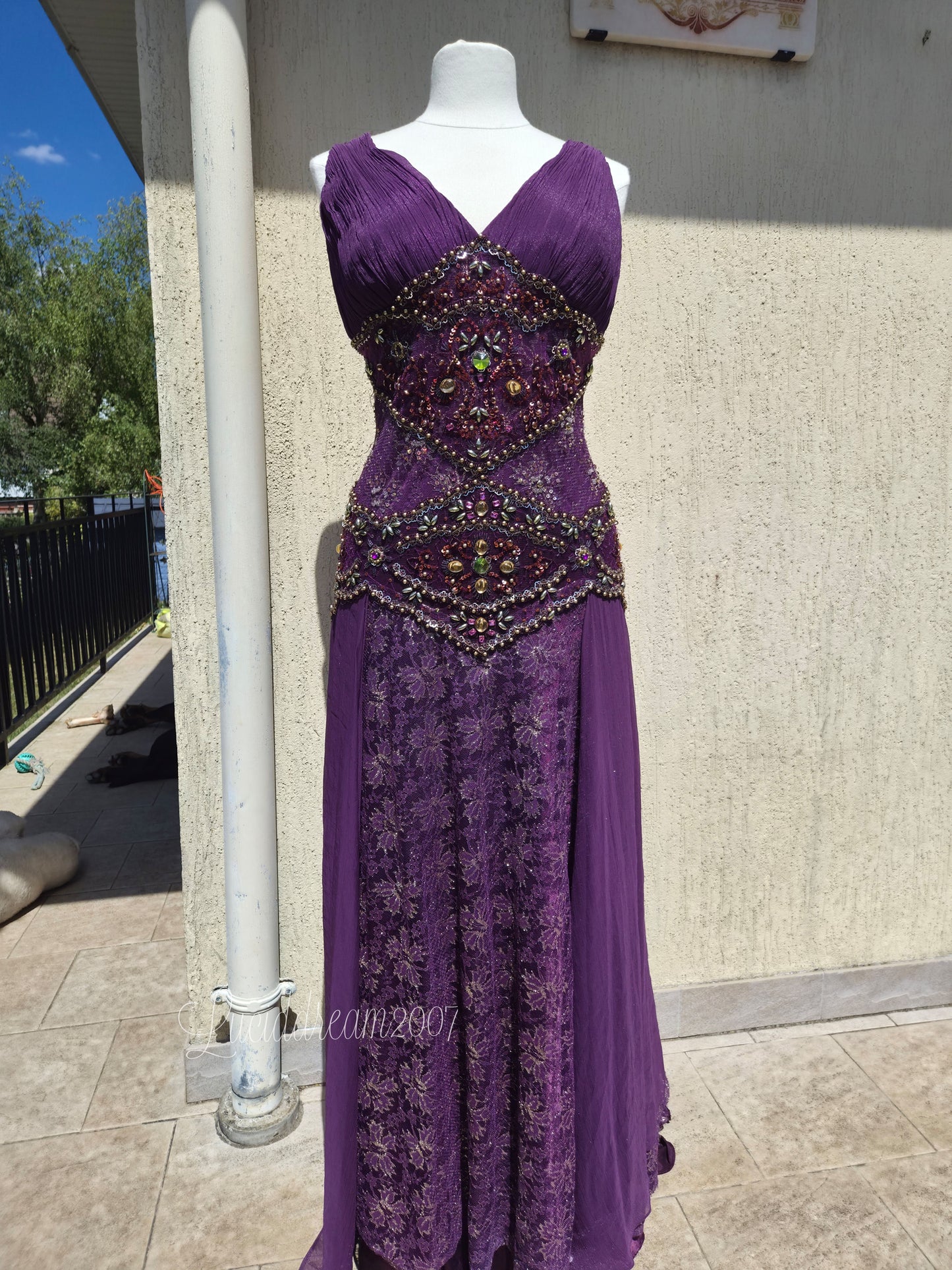 Robe violette en dentelle et broderies