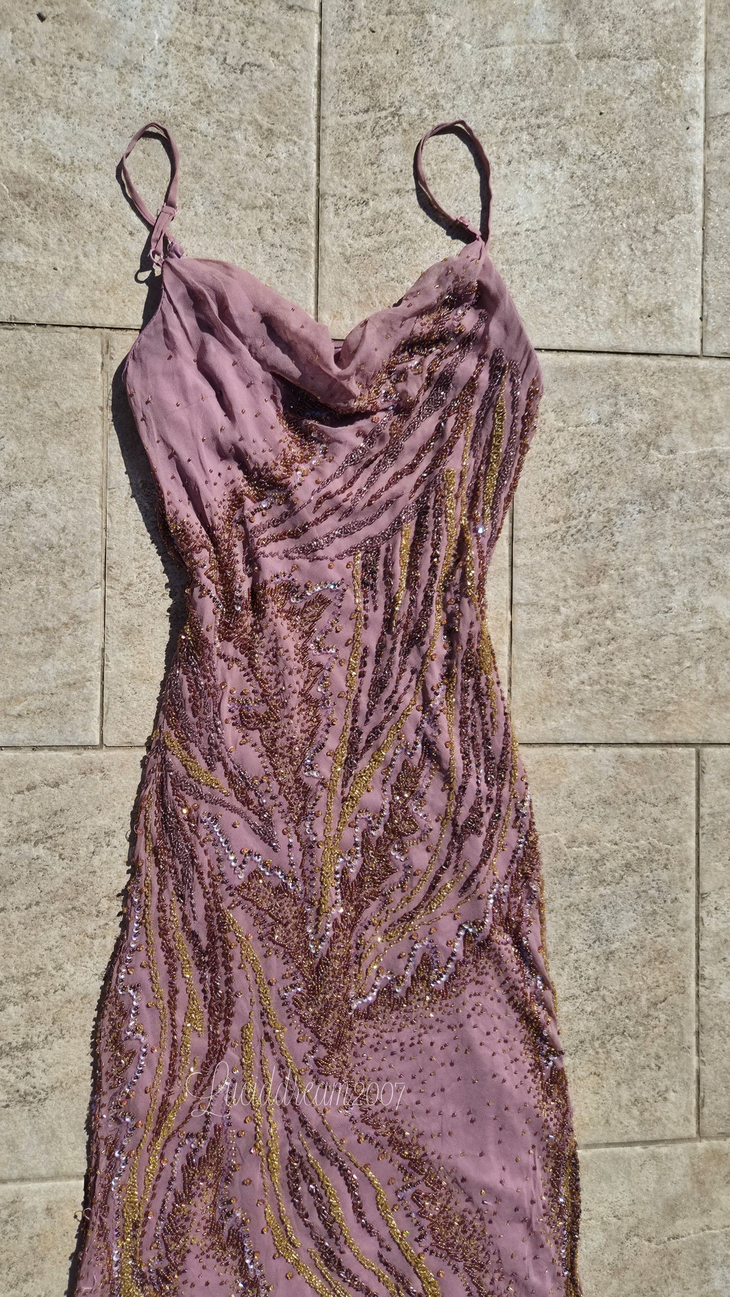 Robe en soie rose brodée