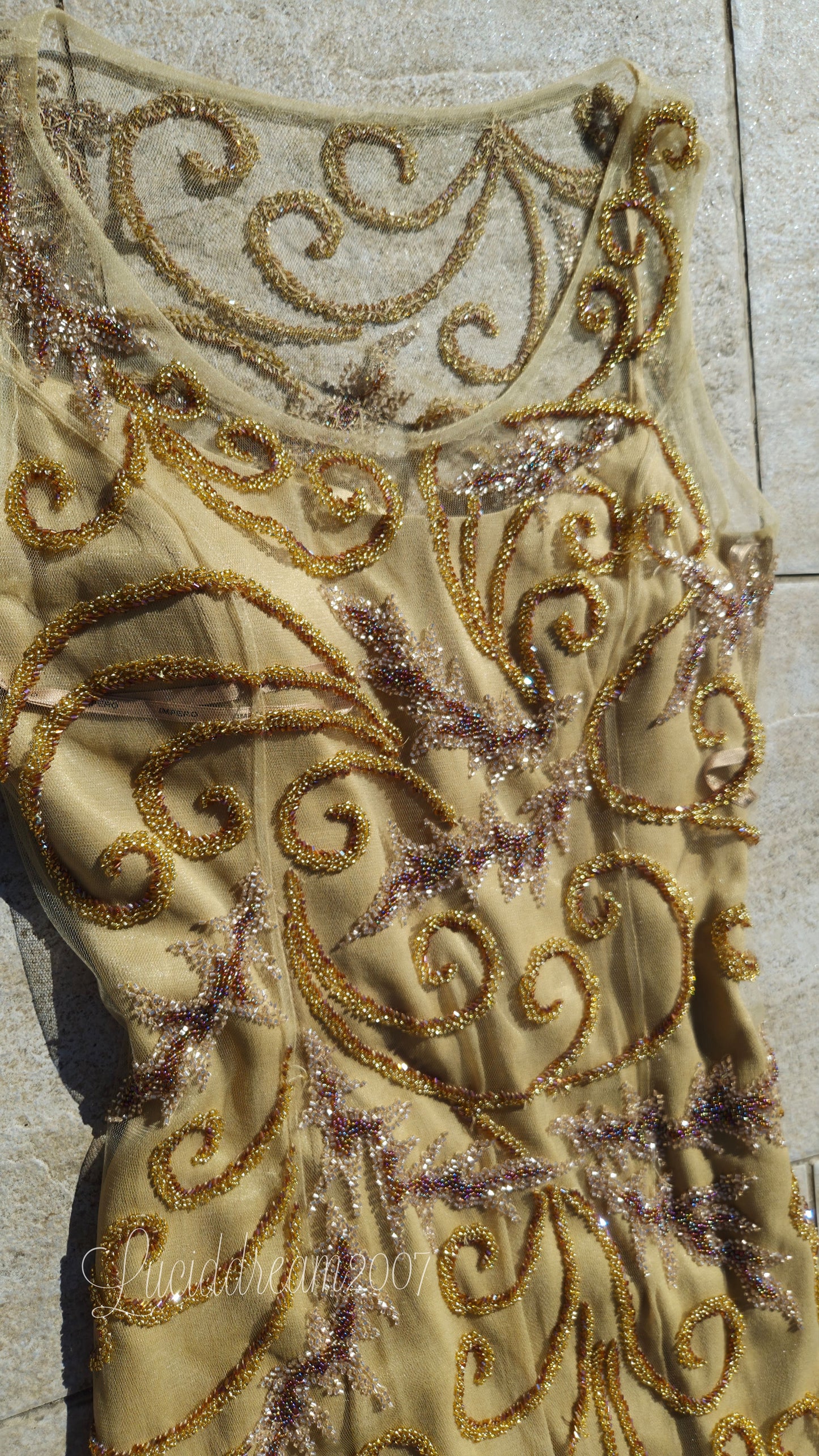 Robe en soie brodée