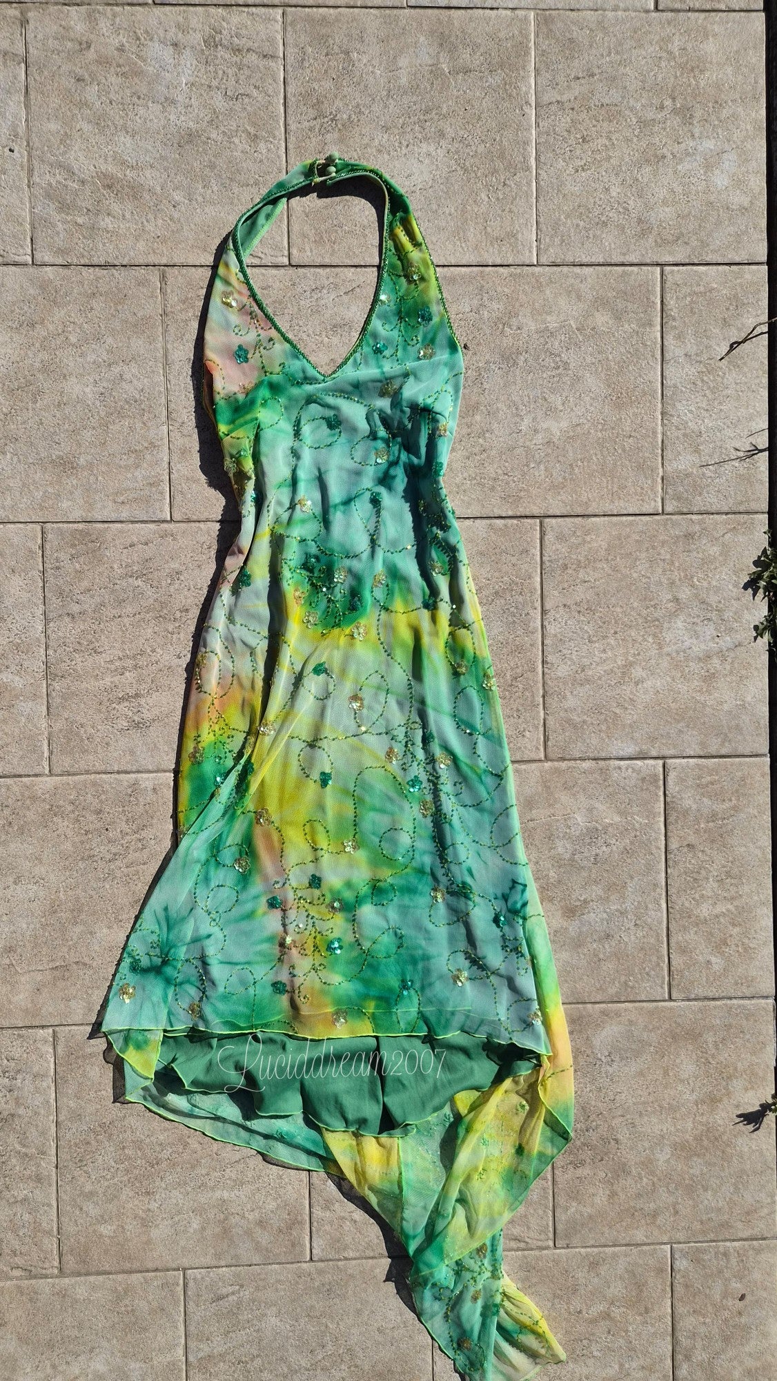Robe verte brodée